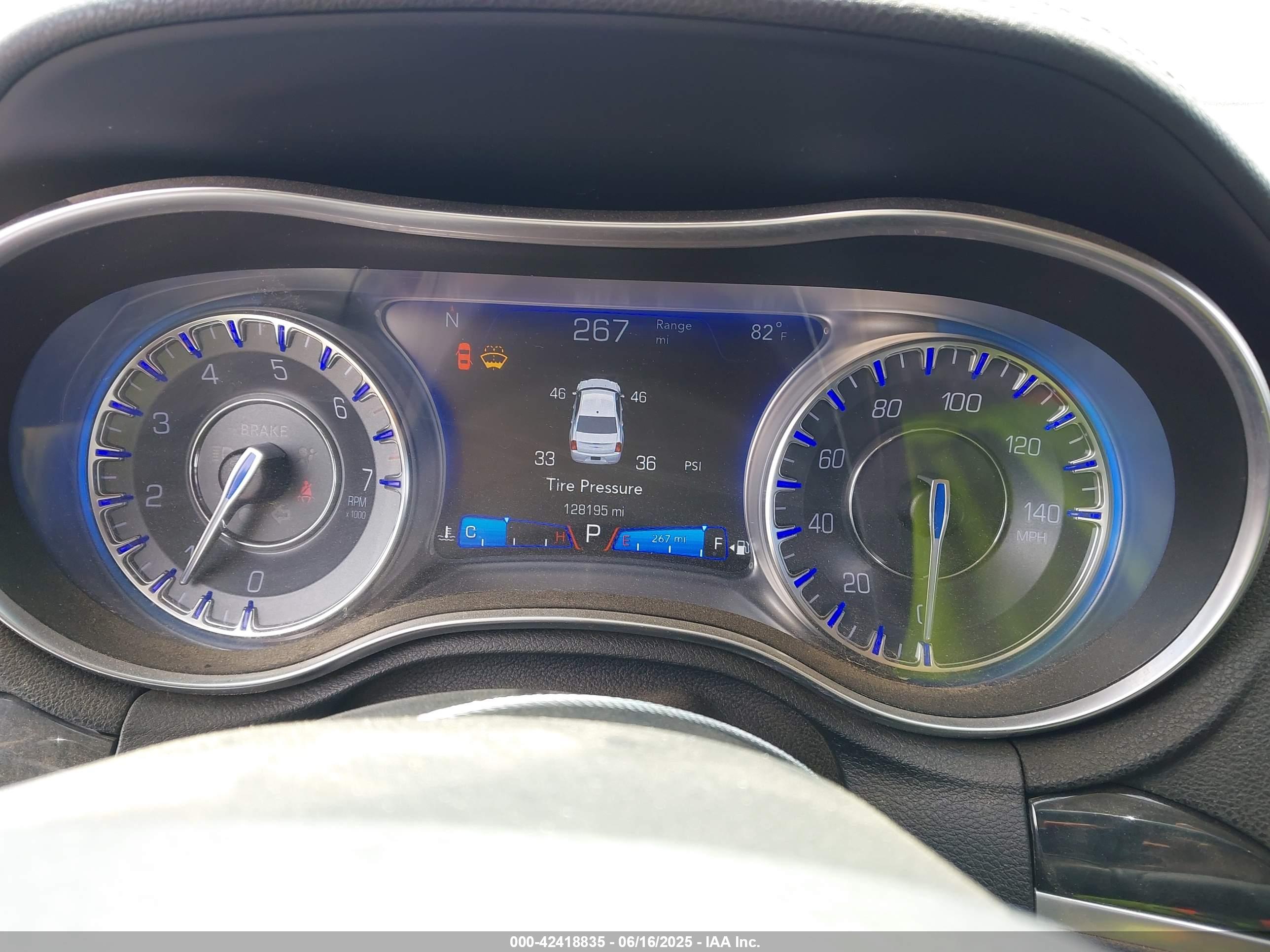CHRYSLER 300 image 7