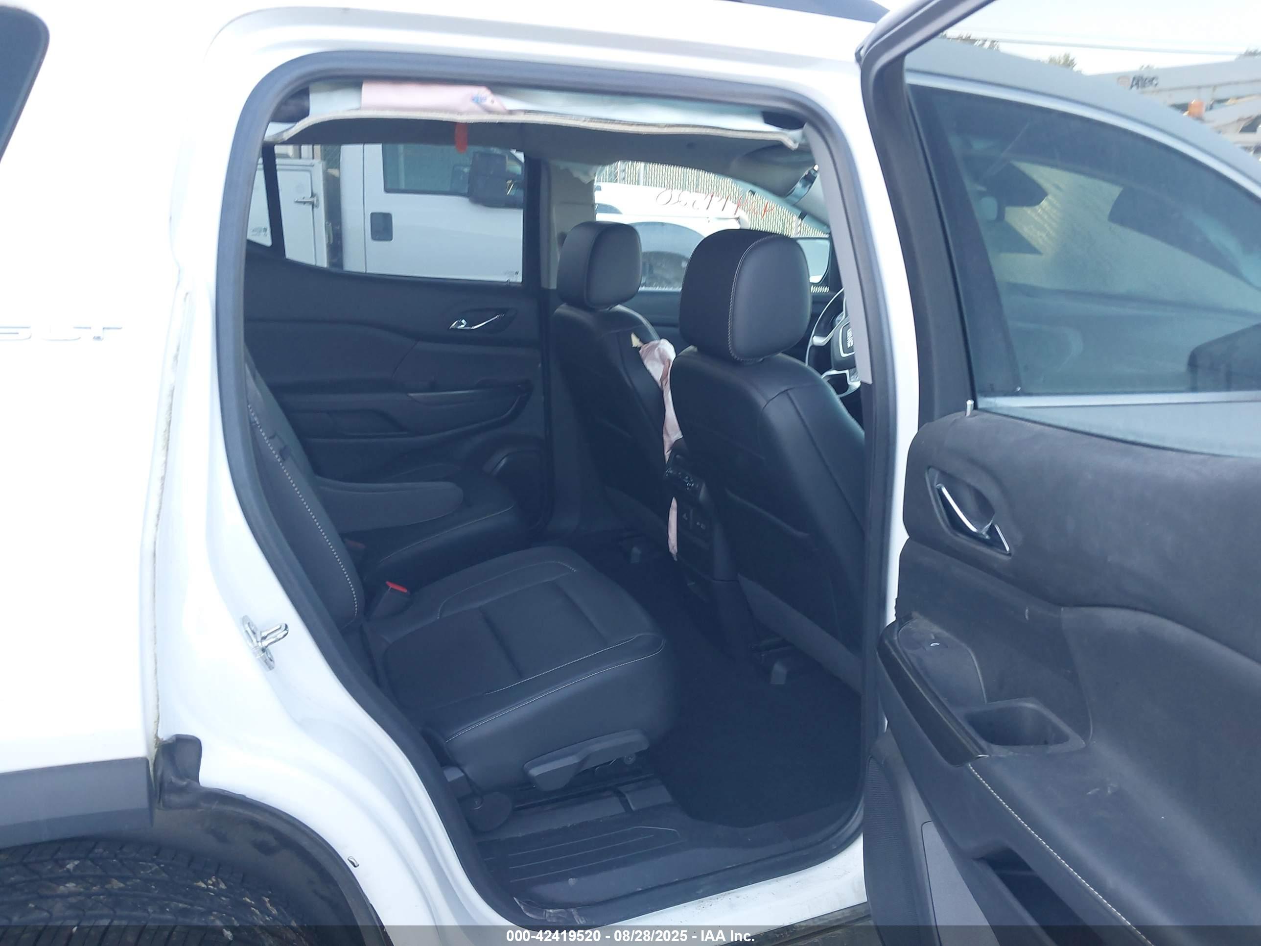 GMC ACADIA image 8
