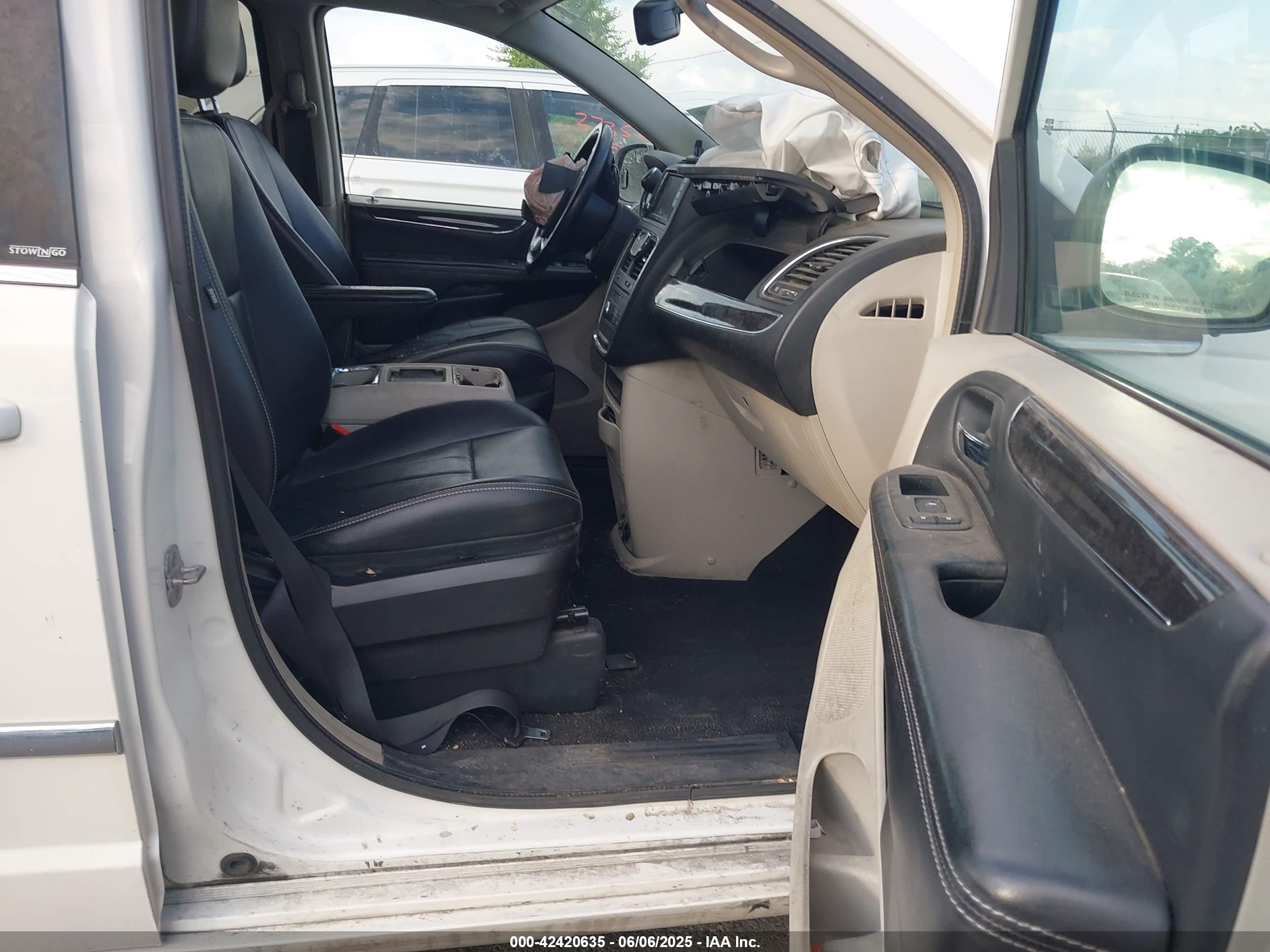 CHRYSLER TOWN image 5