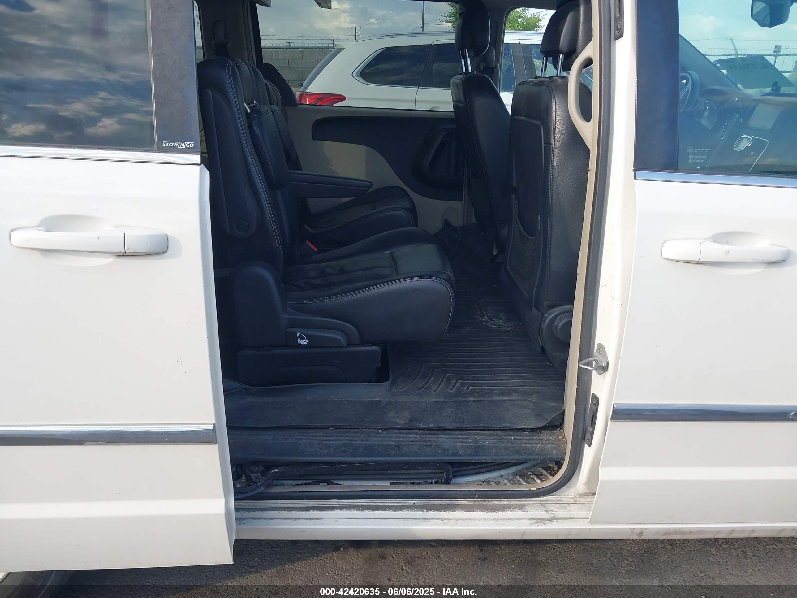 CHRYSLER TOWN image 8