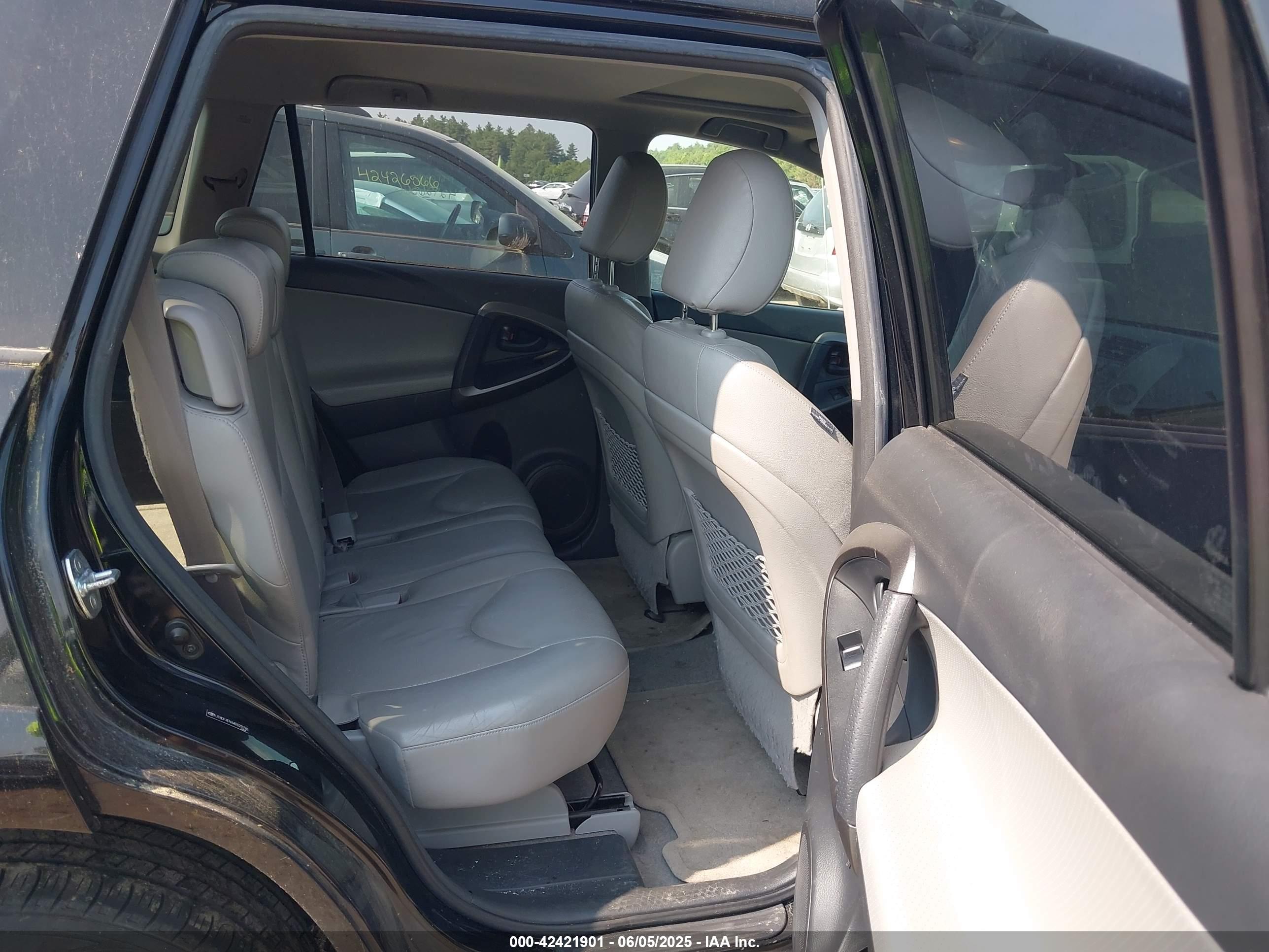 TOYOTA RAV4 image 8