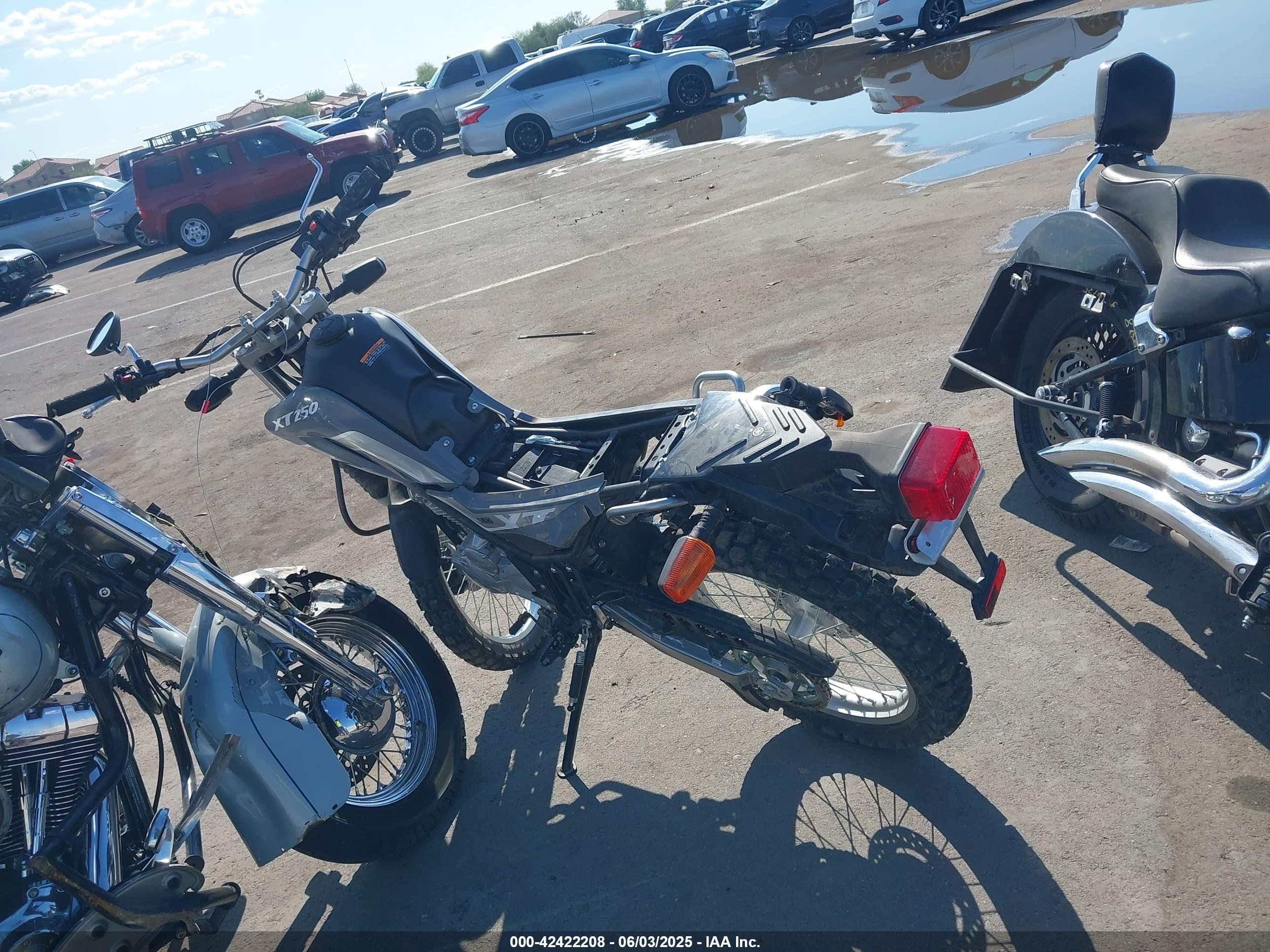 YAMAHA XT250 image 3