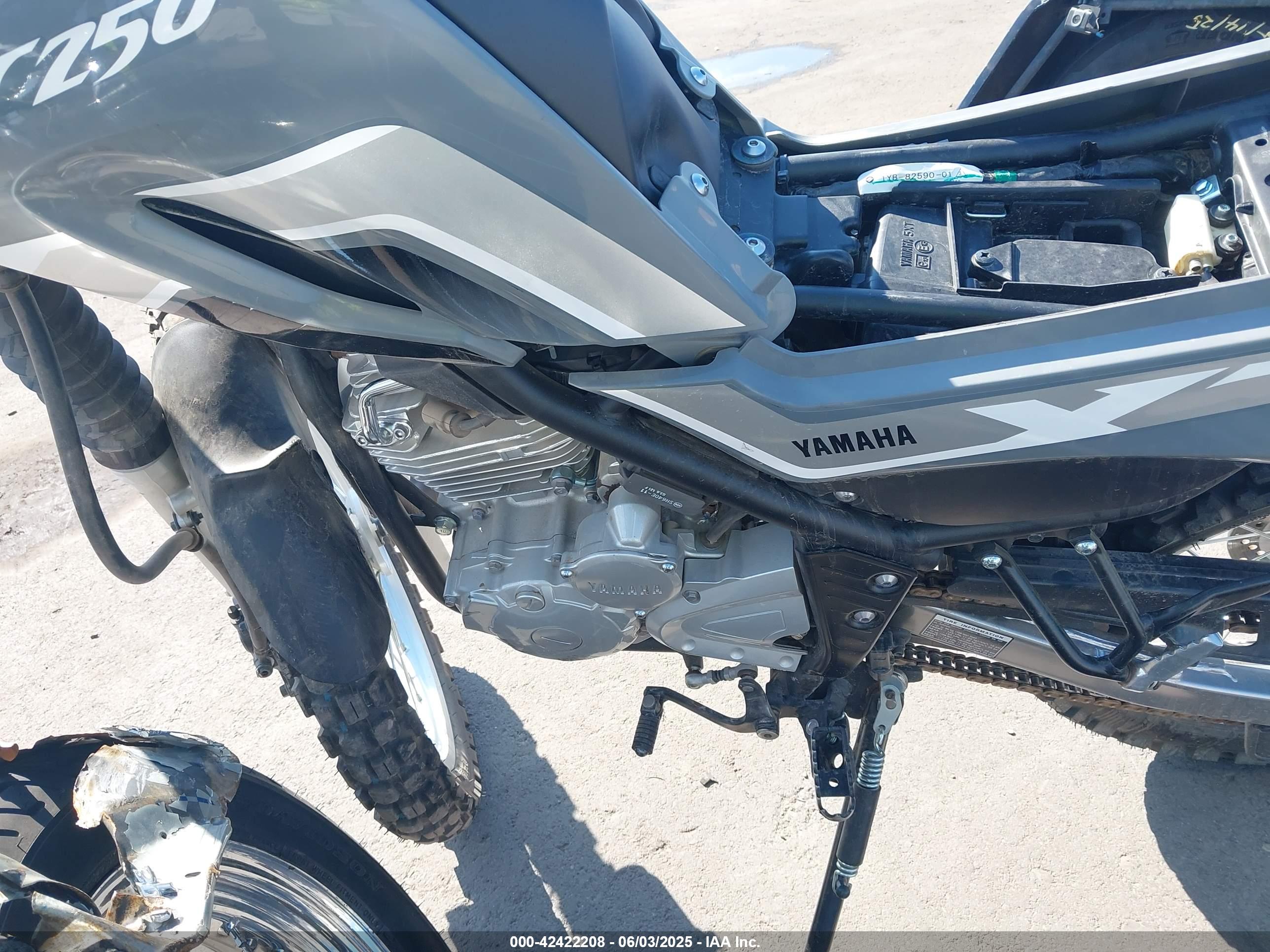 YAMAHA XT250 image 9