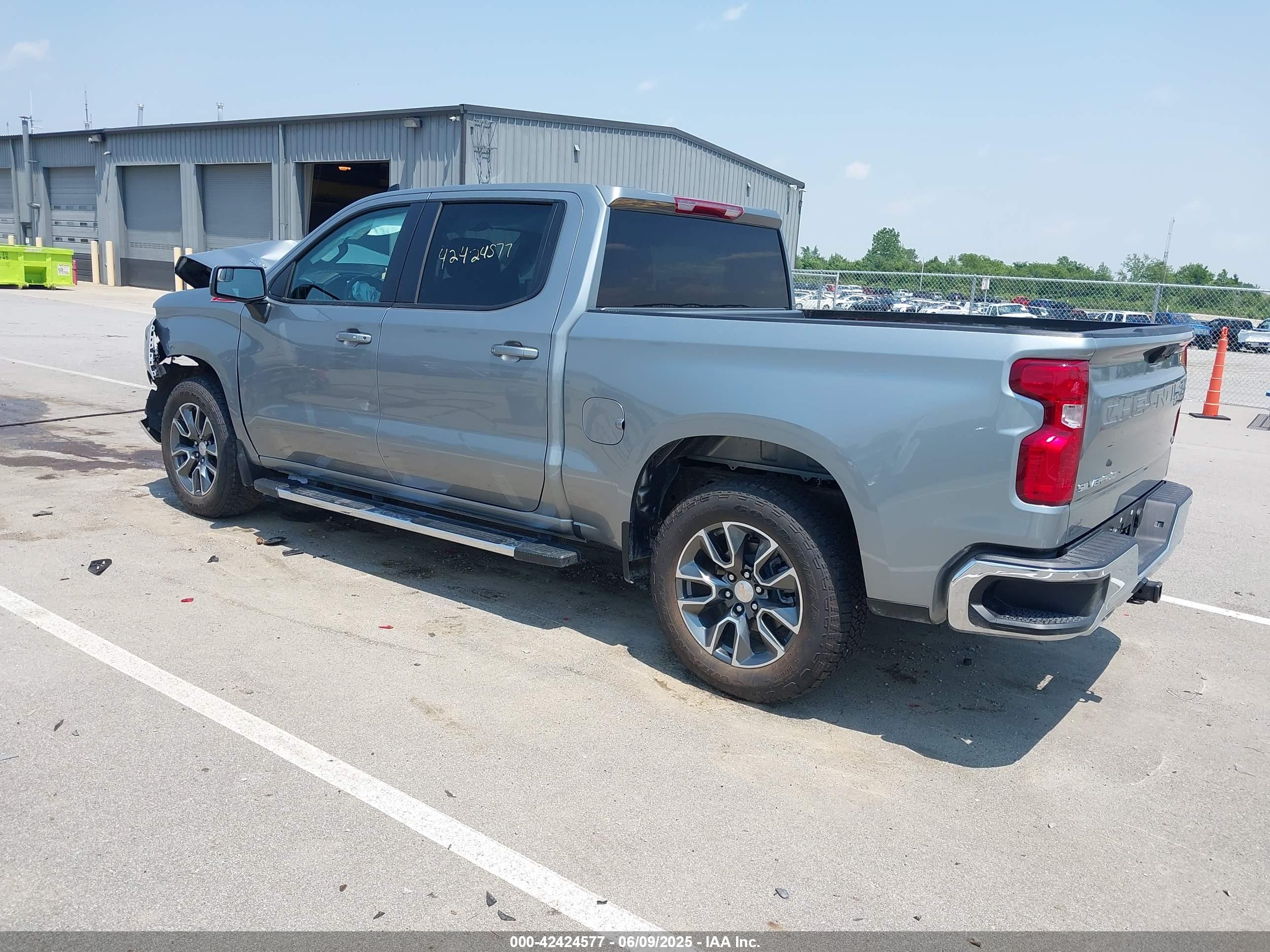 CHEVROLET SILVERADO image 3