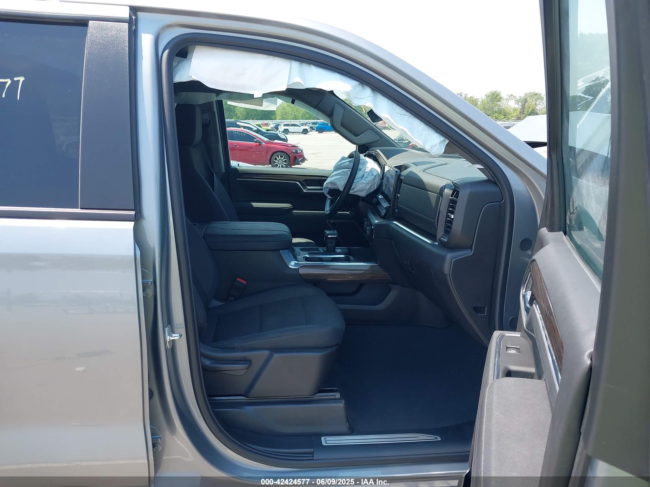 CHEVROLET SILVERADO image 5