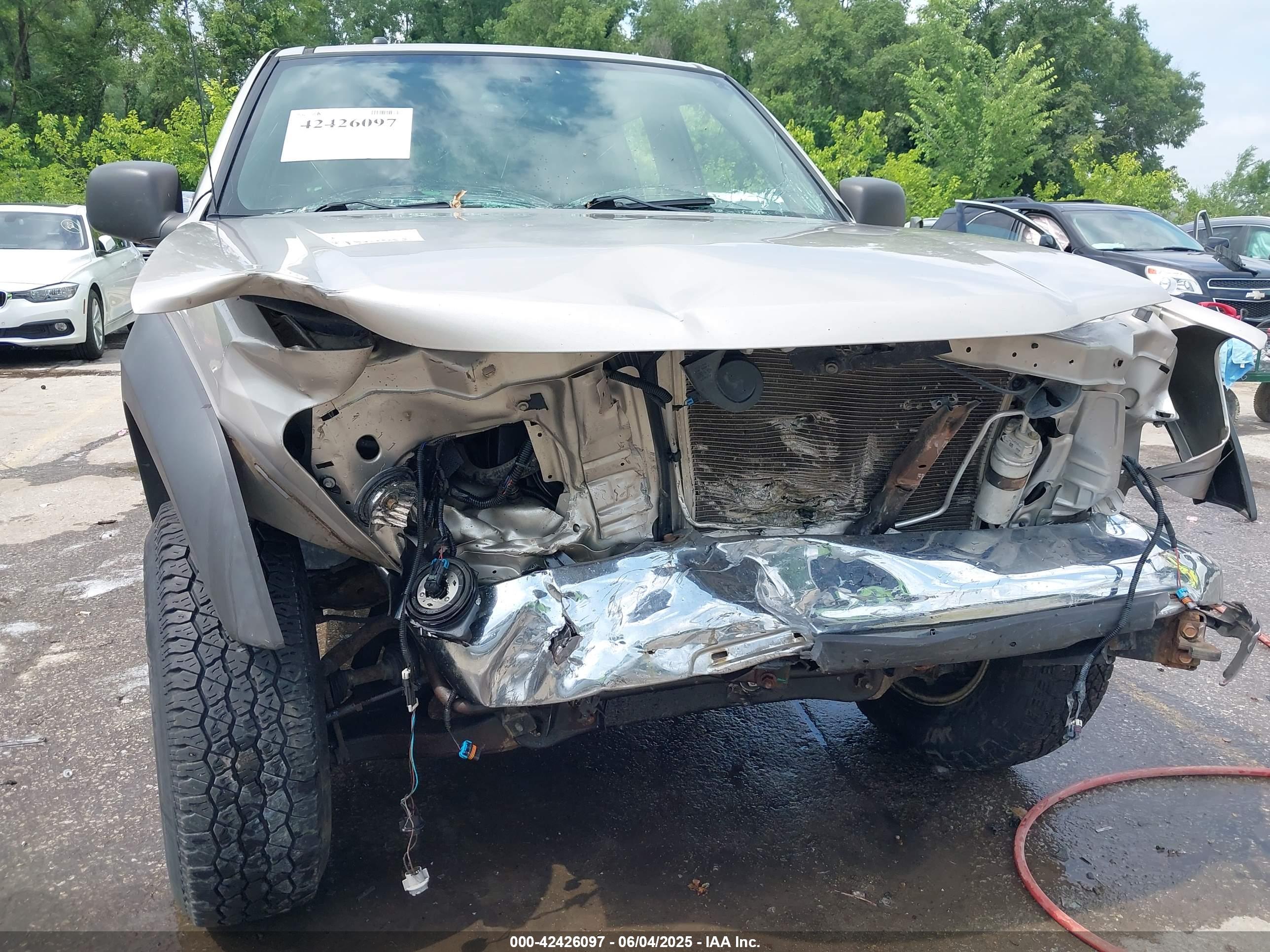 CHEVROLET COLORADO image 6