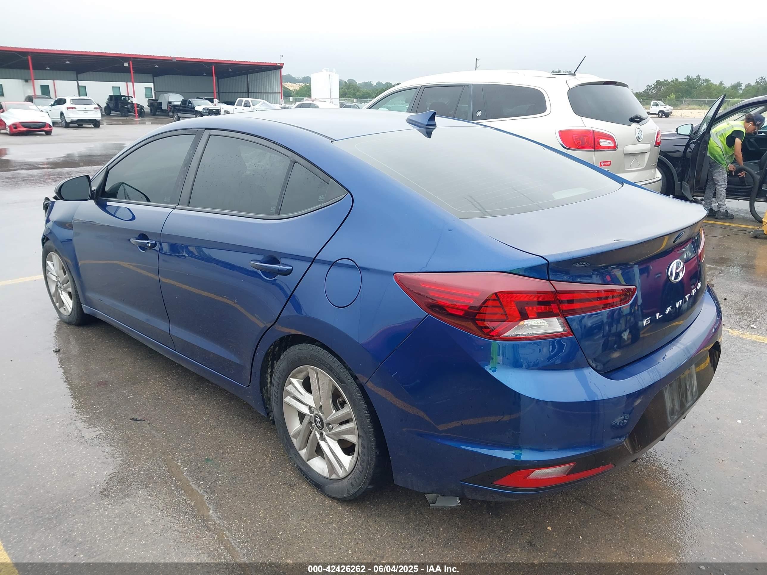 HYUNDAI ELANTRA image 3