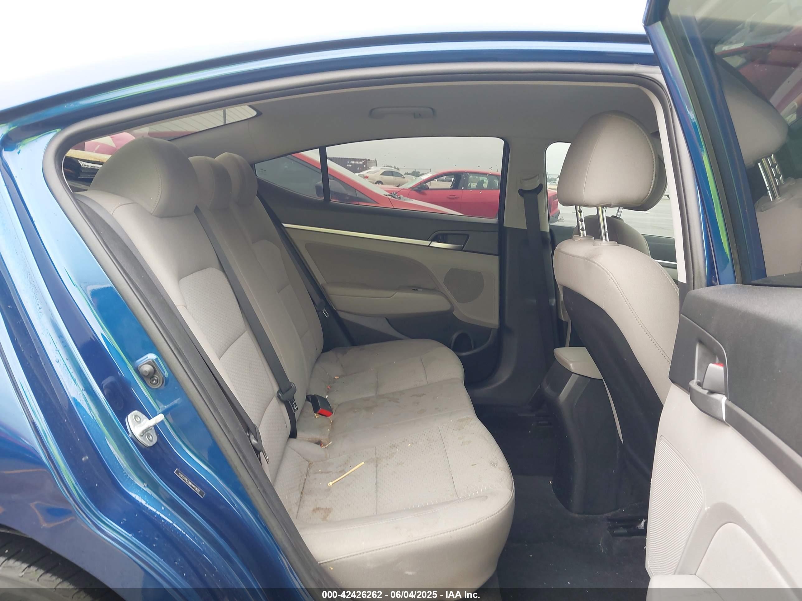 HYUNDAI ELANTRA image 8