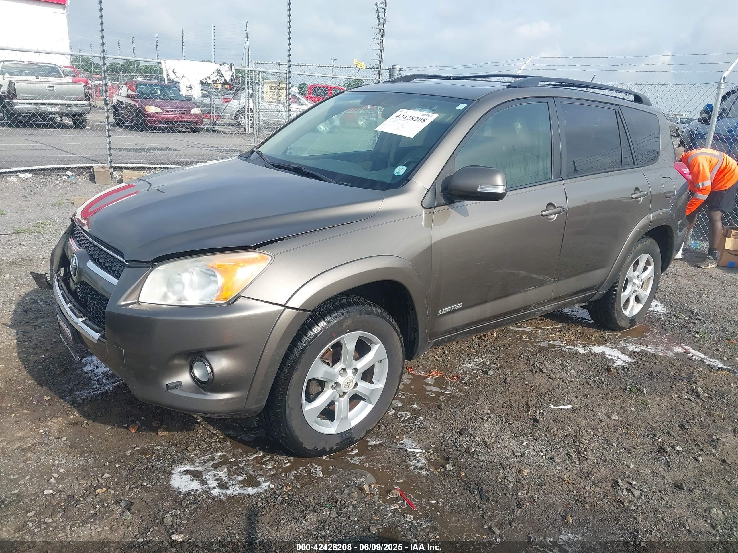 TOYOTA RAV4 image 2