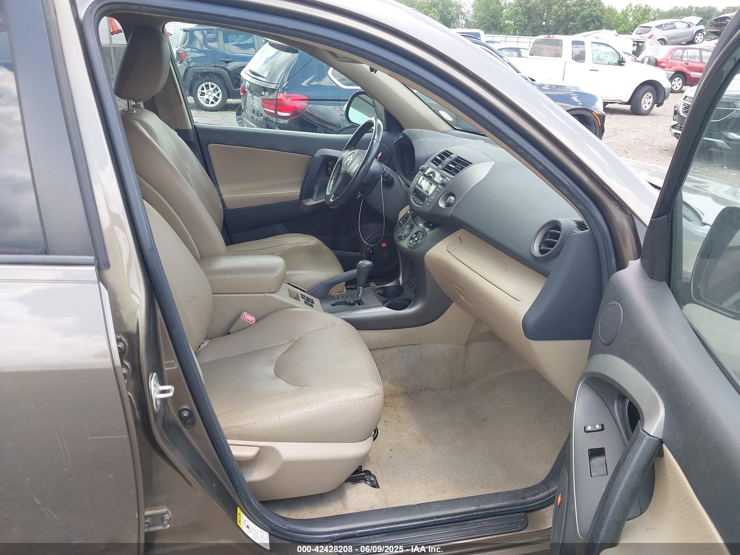 TOYOTA RAV4 image 5