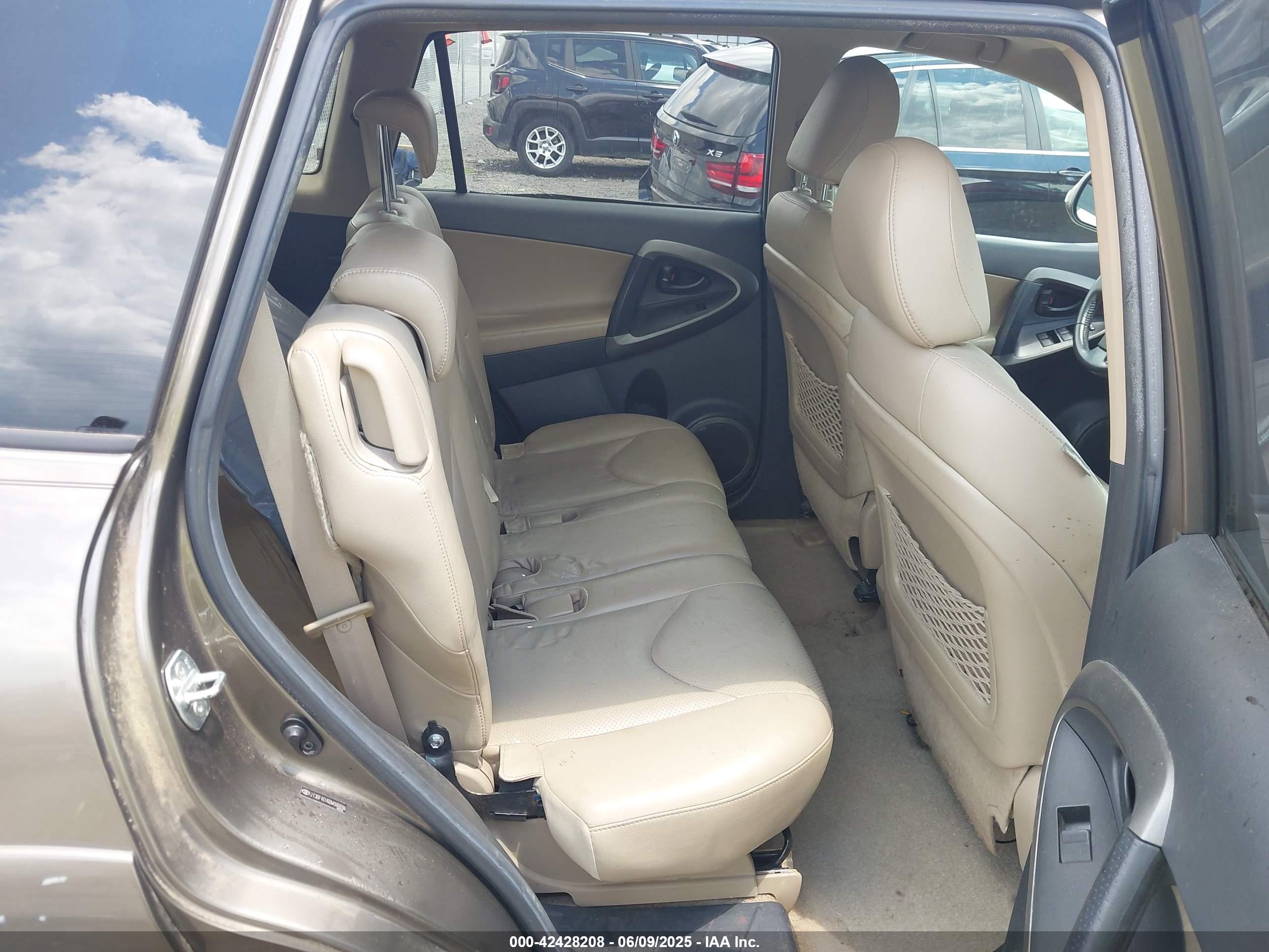 TOYOTA RAV4 image 8