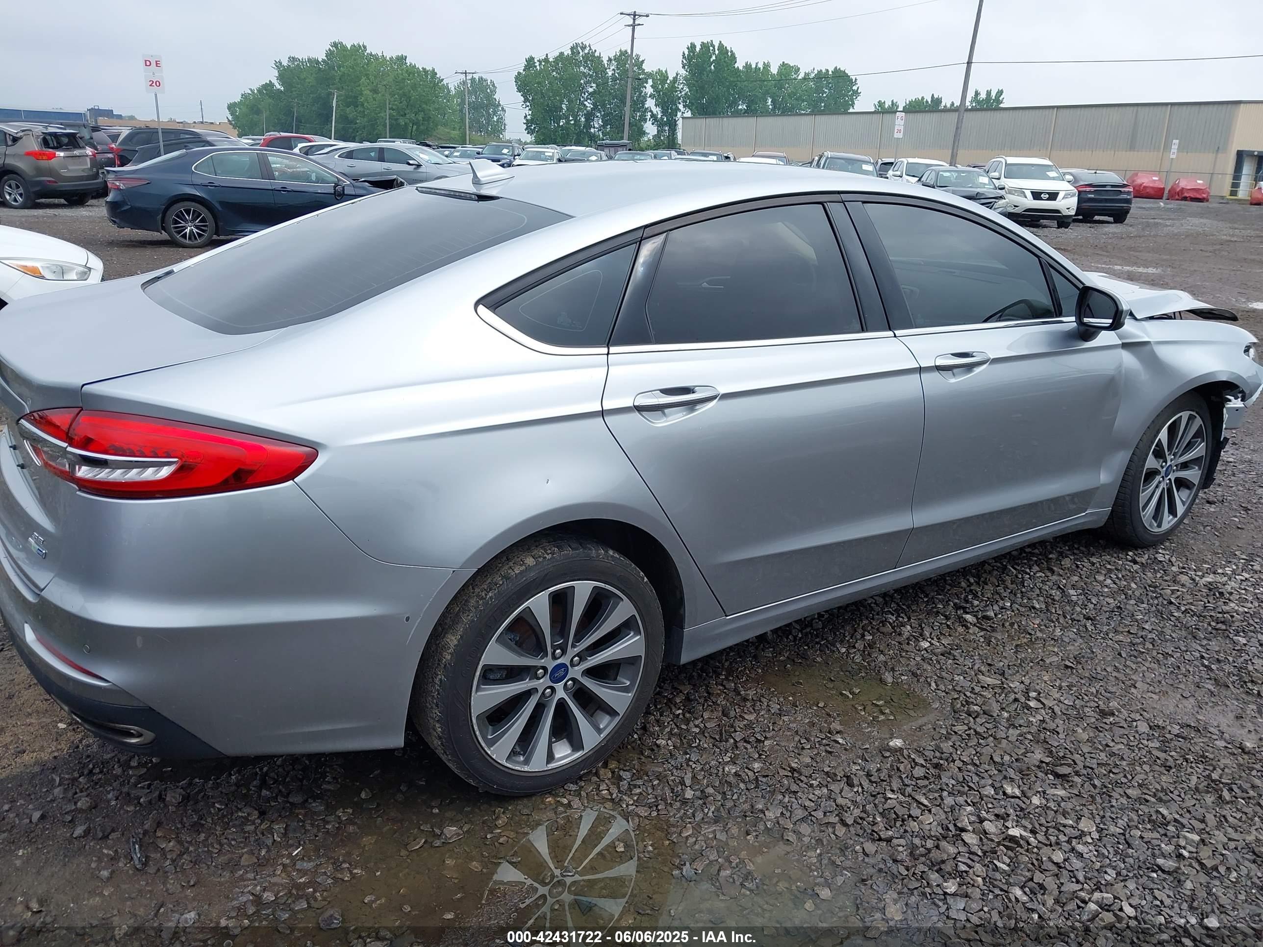 FORD FUSION image 4
