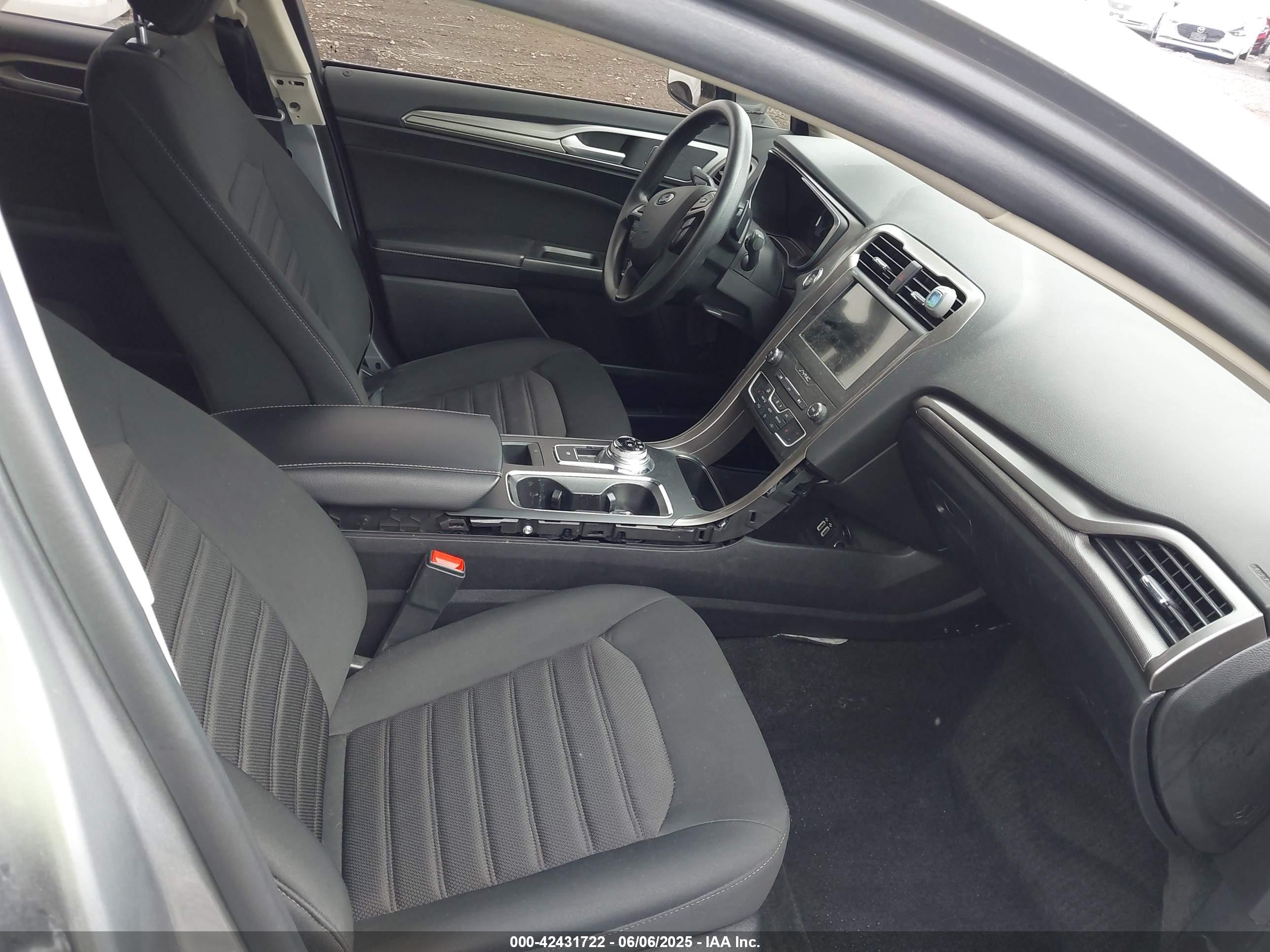 FORD FUSION image 5