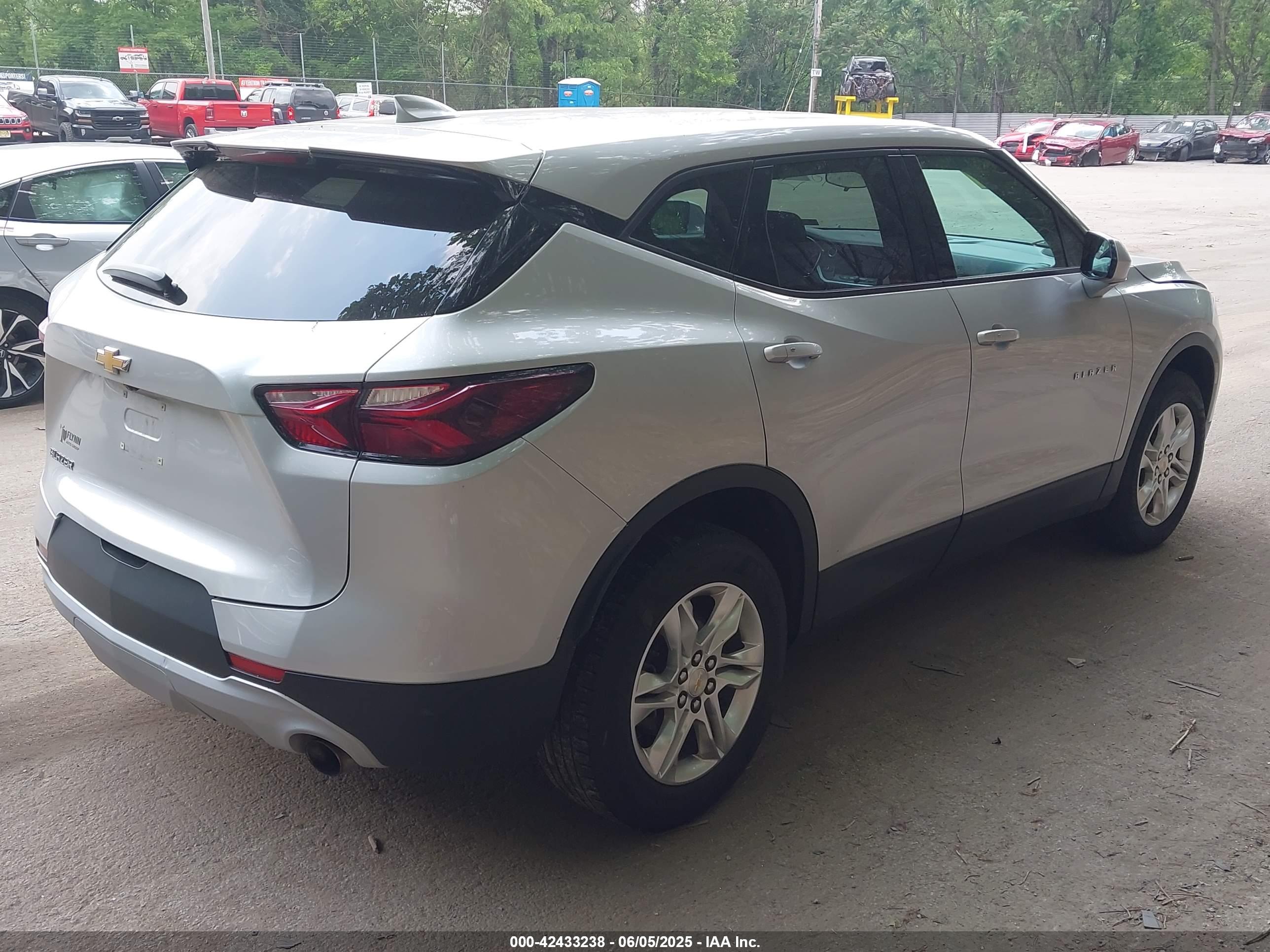 CHEVROLET BLAZER image 4