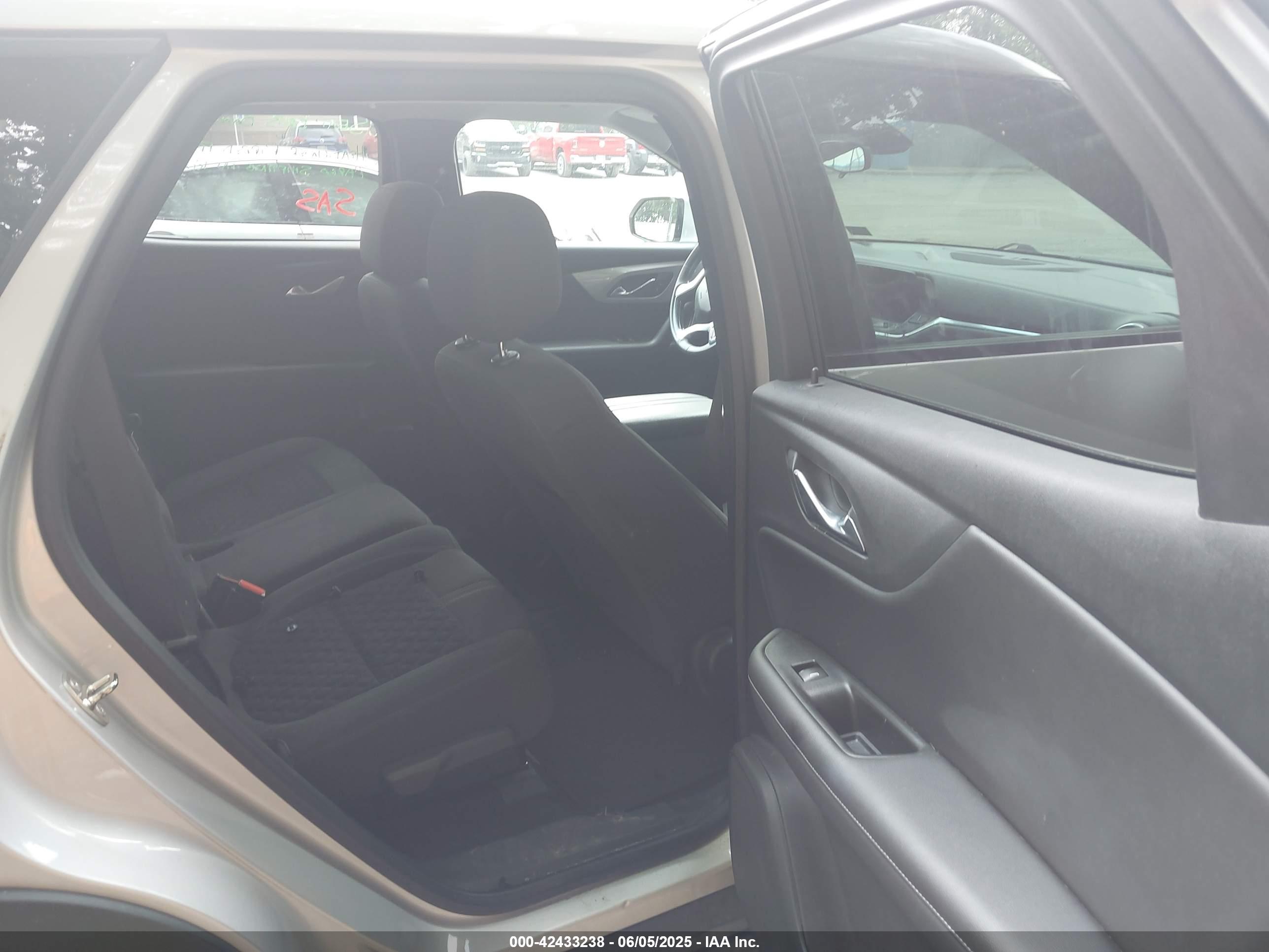 CHEVROLET BLAZER image 8