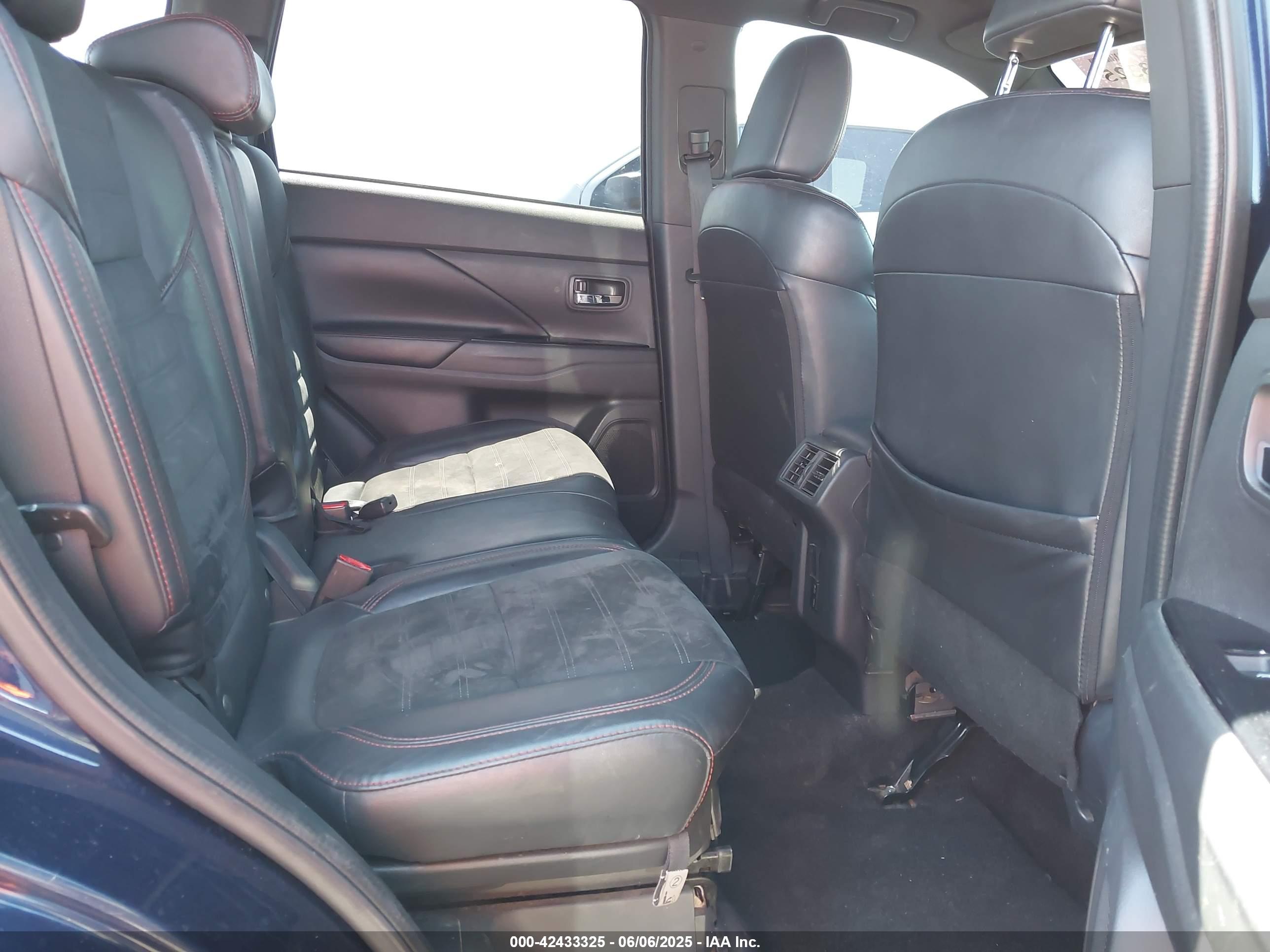 MITSUBISHI OUTLANDER image 8