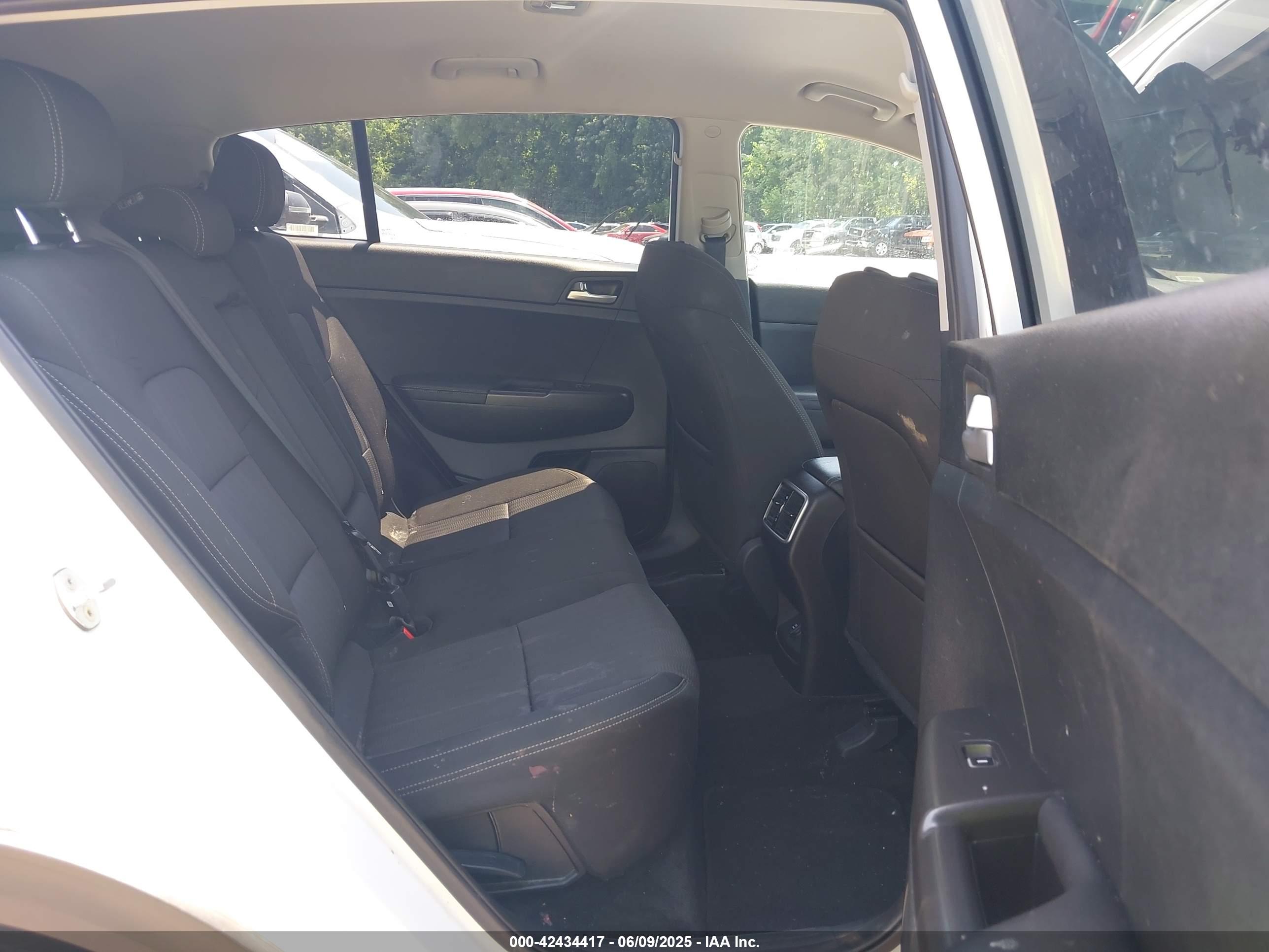 KIA SPORTAGE image 8