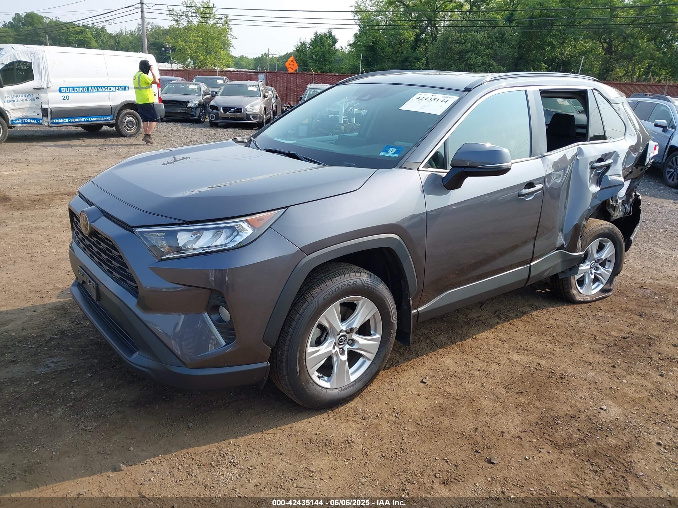 TOYOTA RAV4 image 2