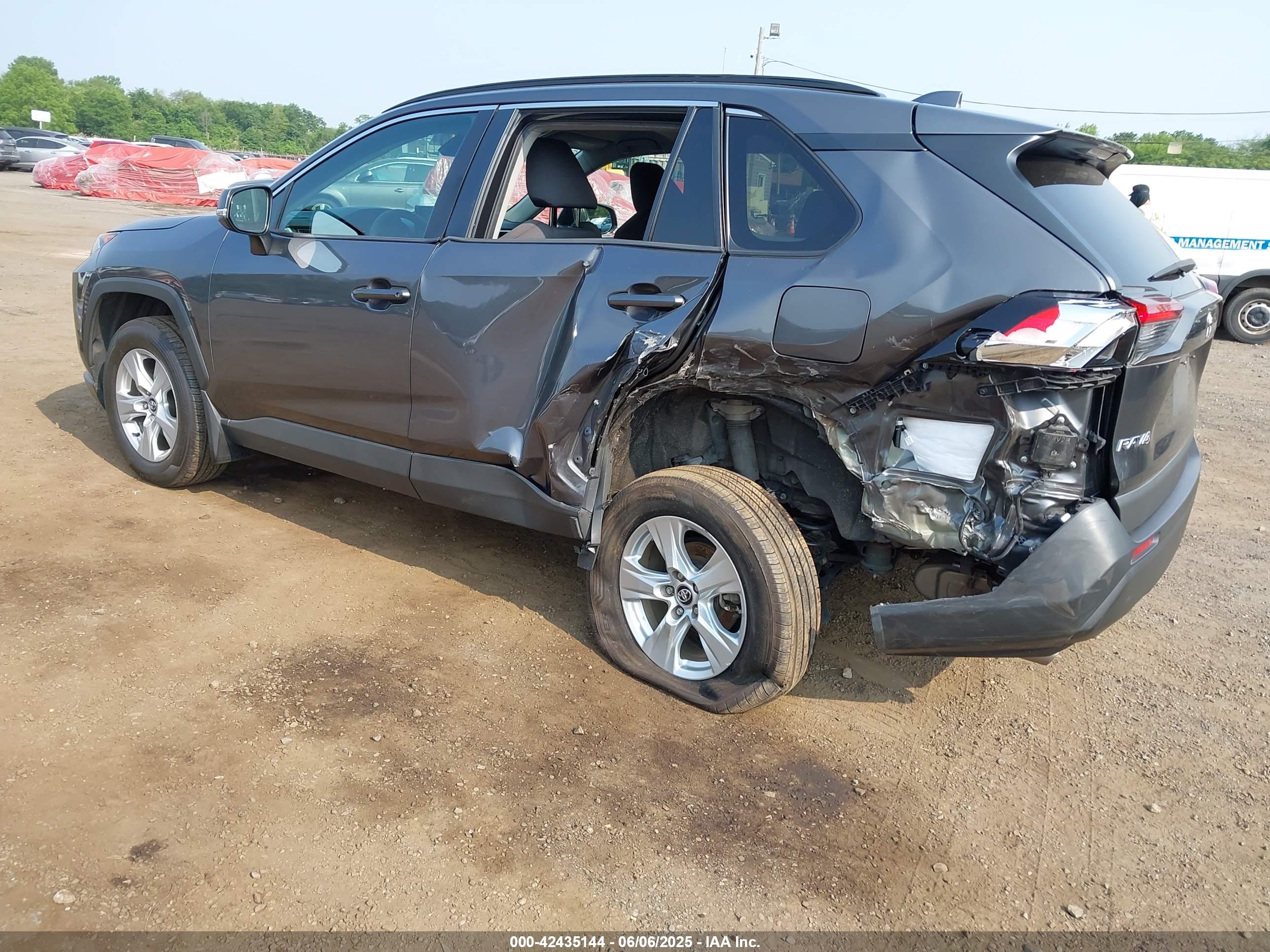 TOYOTA RAV4 image 3