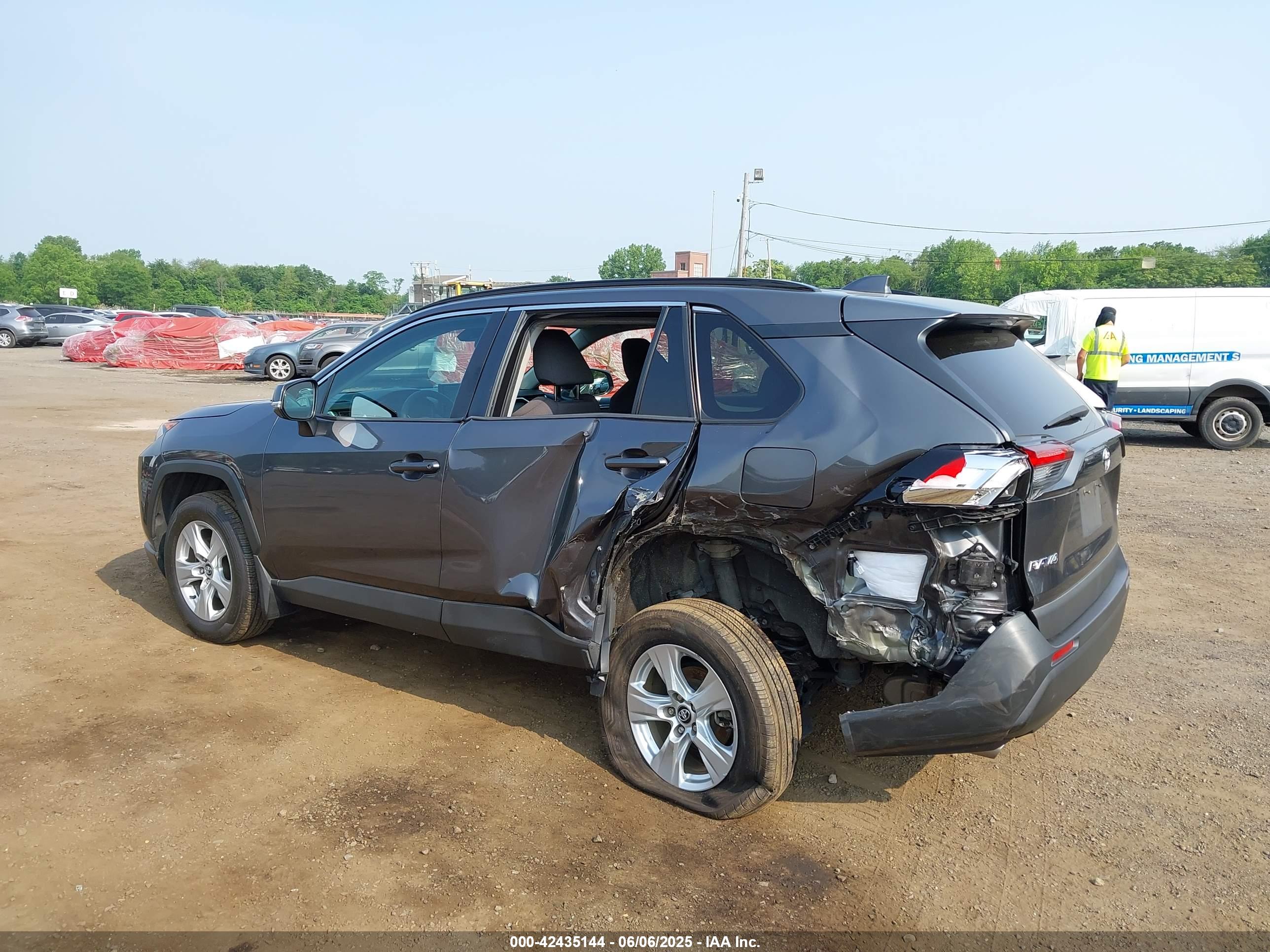 TOYOTA RAV4 image 6