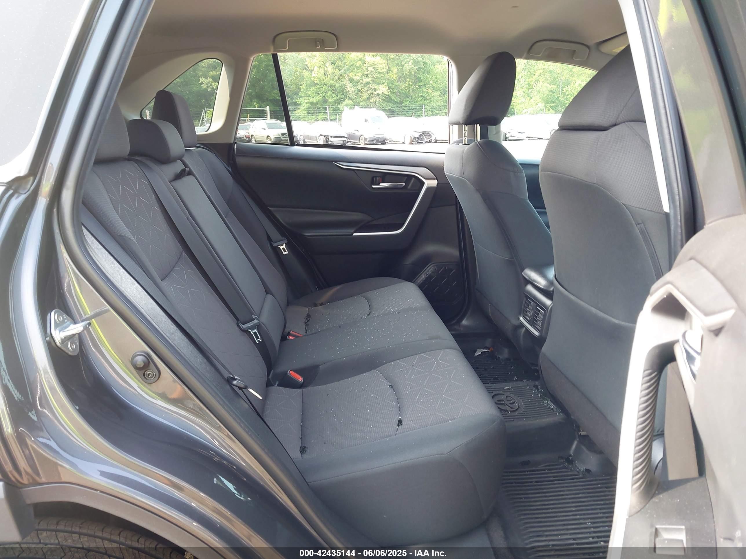 TOYOTA RAV4 image 8