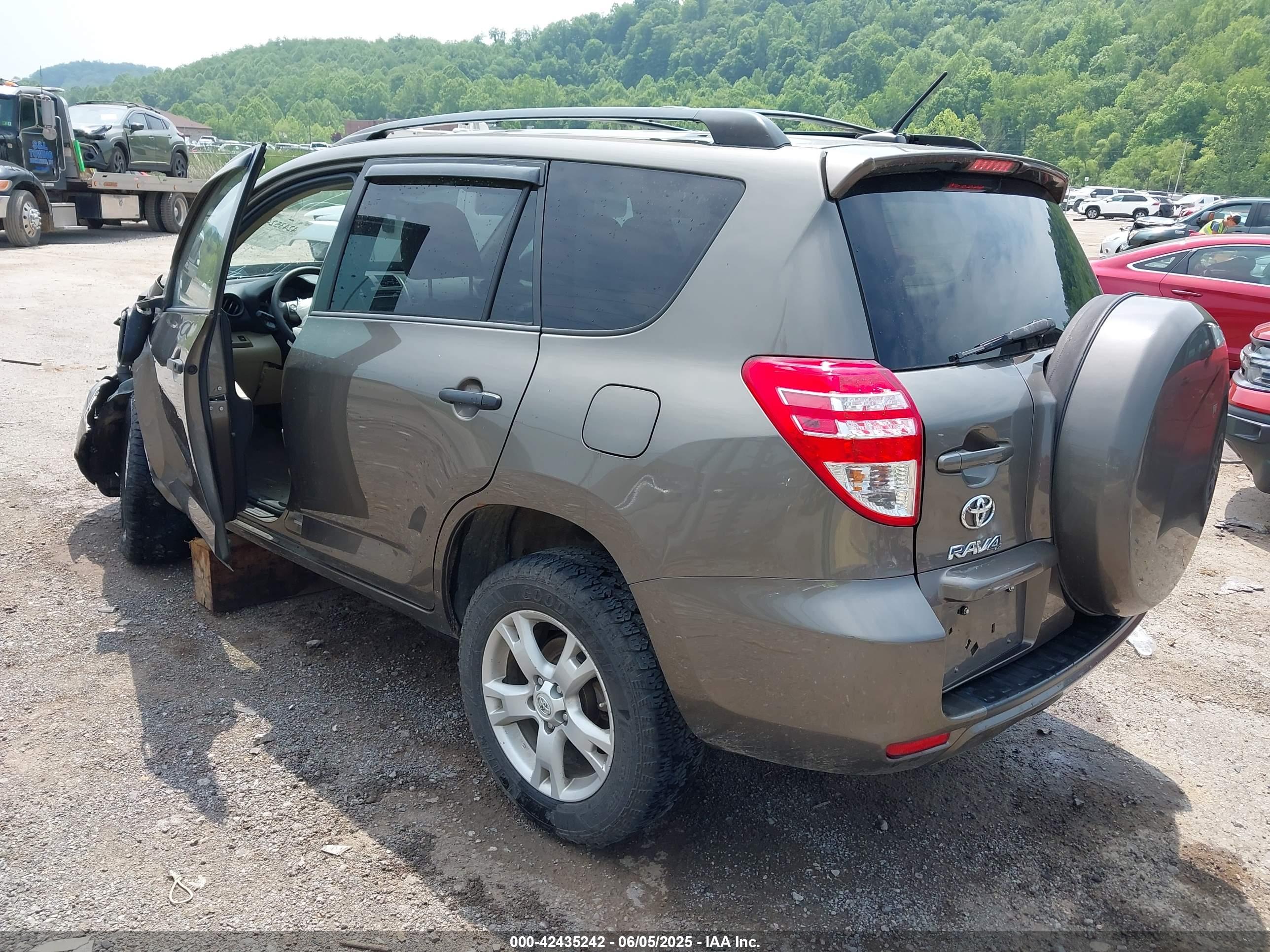 TOYOTA RAV4 image 3