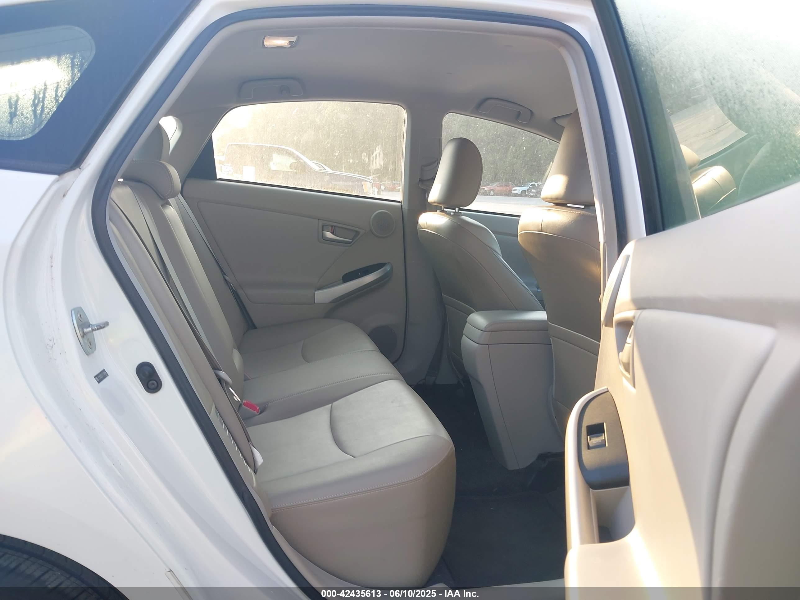TOYOTA PRIUS image 8
