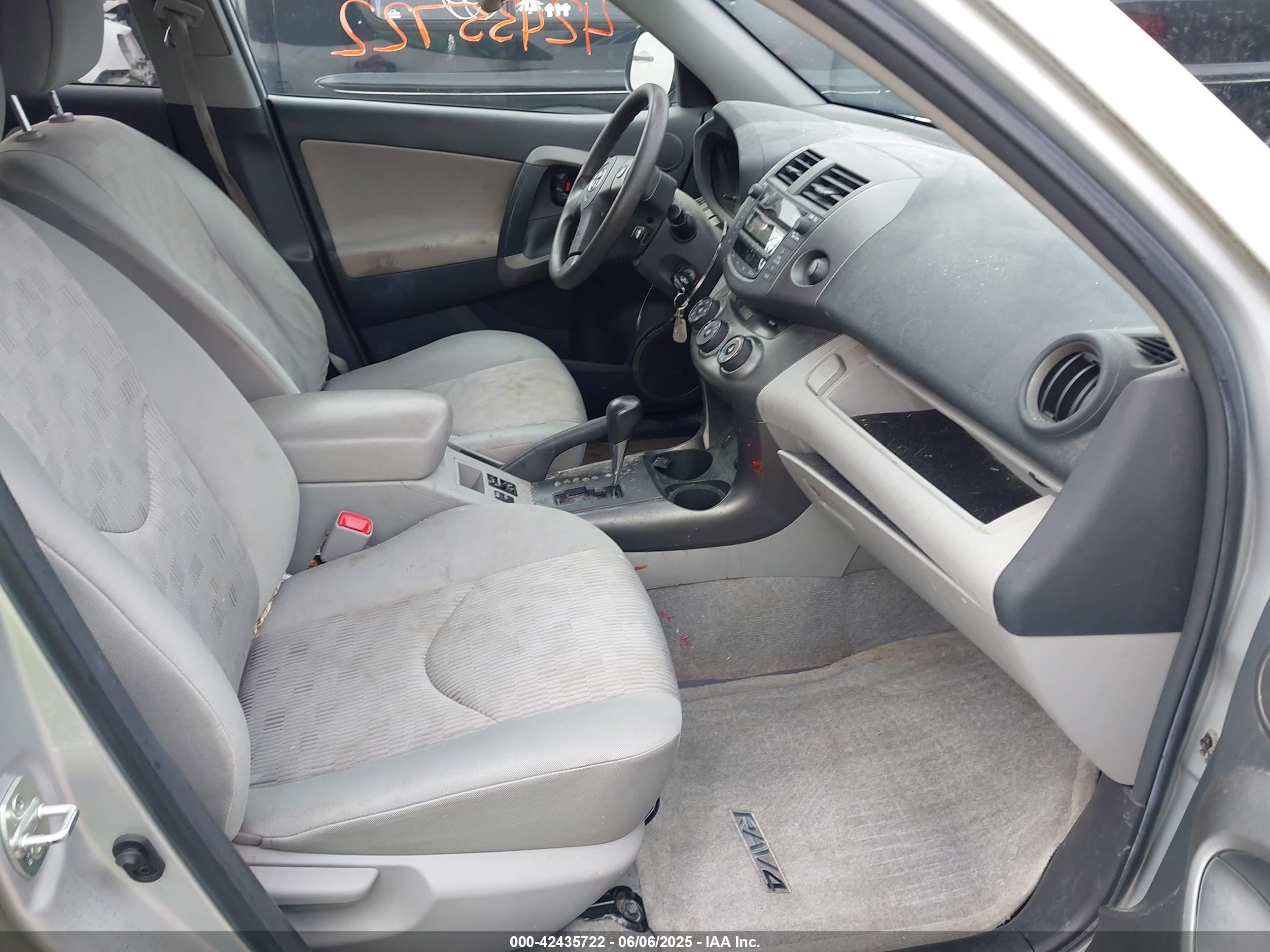 TOYOTA RAV4 image 5