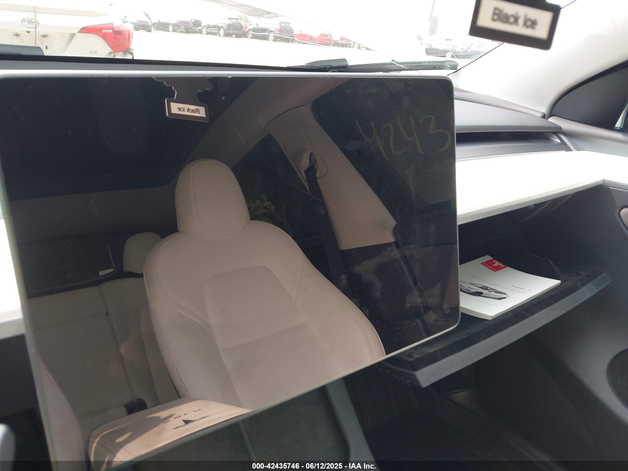 TESLA MODEL image 7