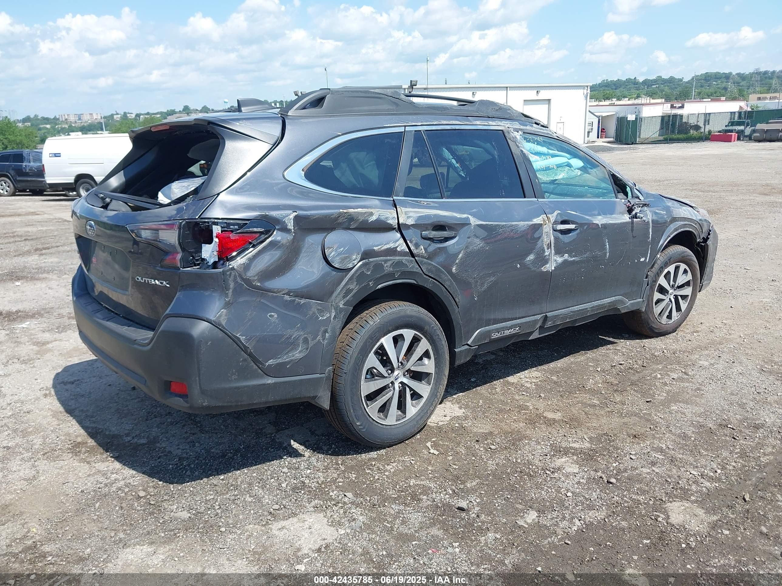 SUBARU OUTBACK image 4