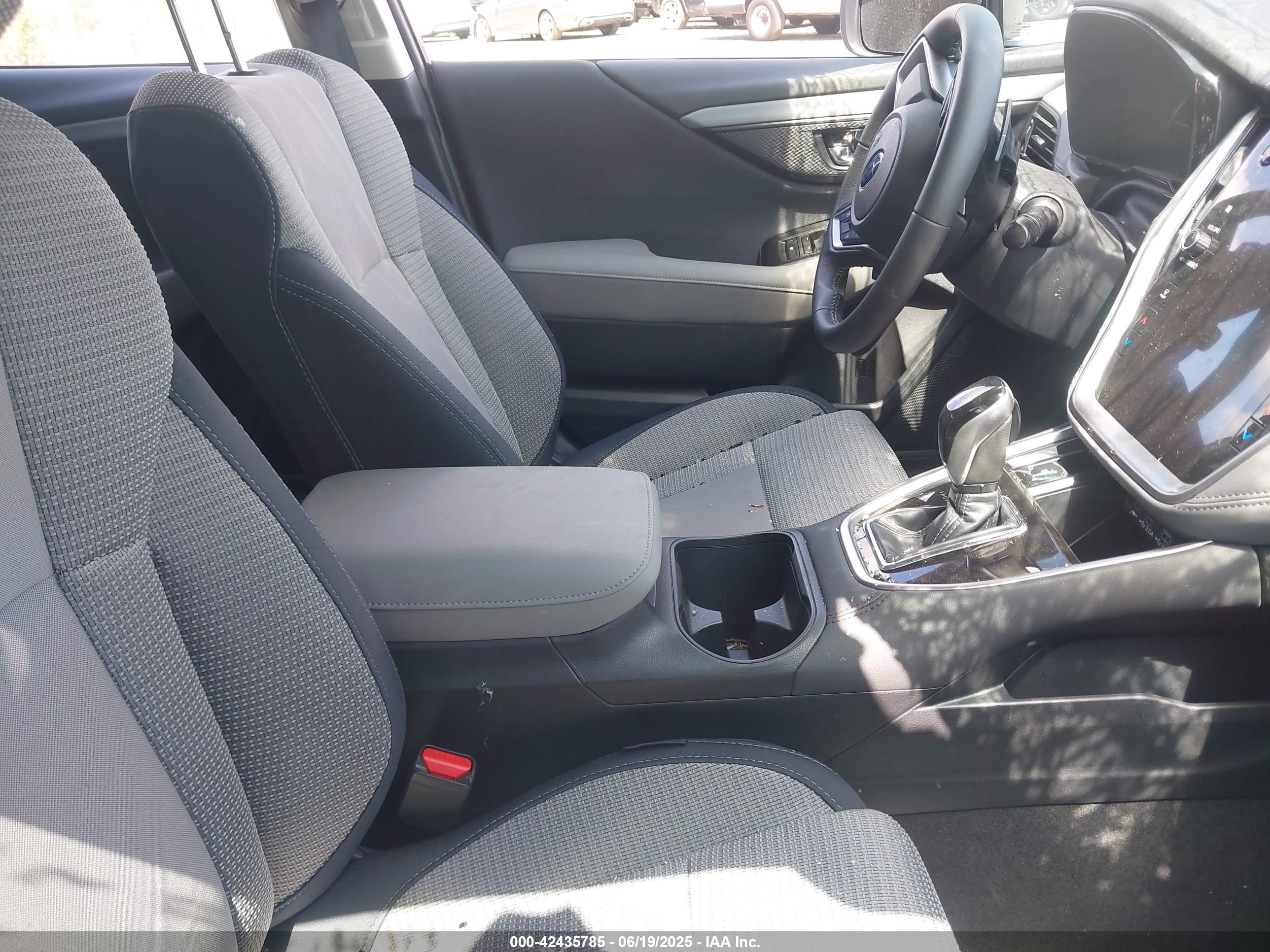 SUBARU OUTBACK image 5