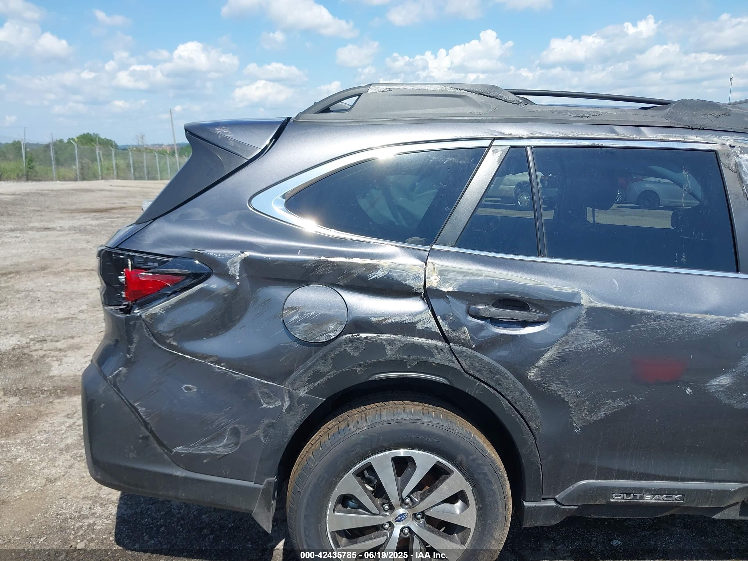 SUBARU OUTBACK image 6