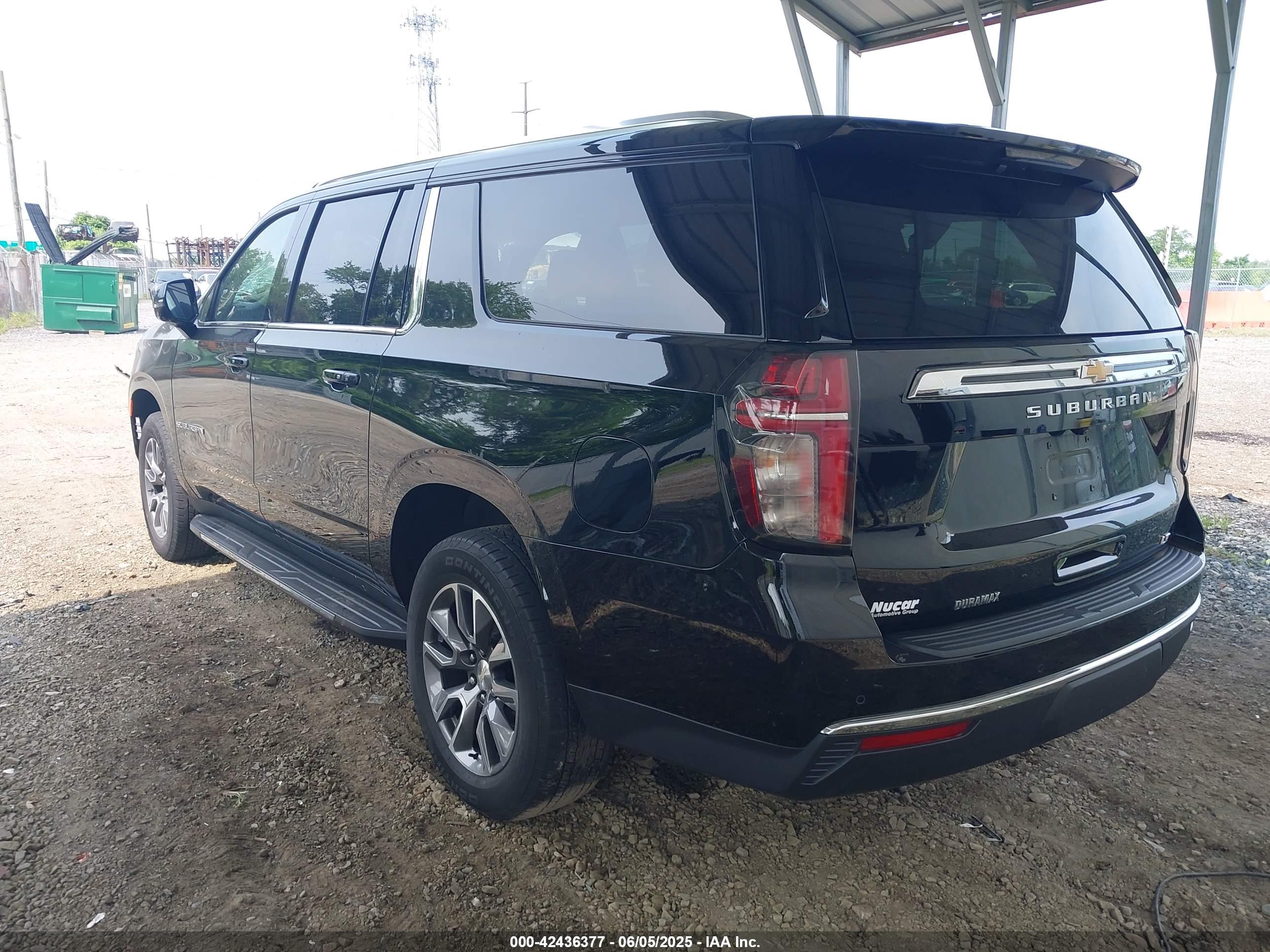 CHEVROLET SUBURBAN image 3