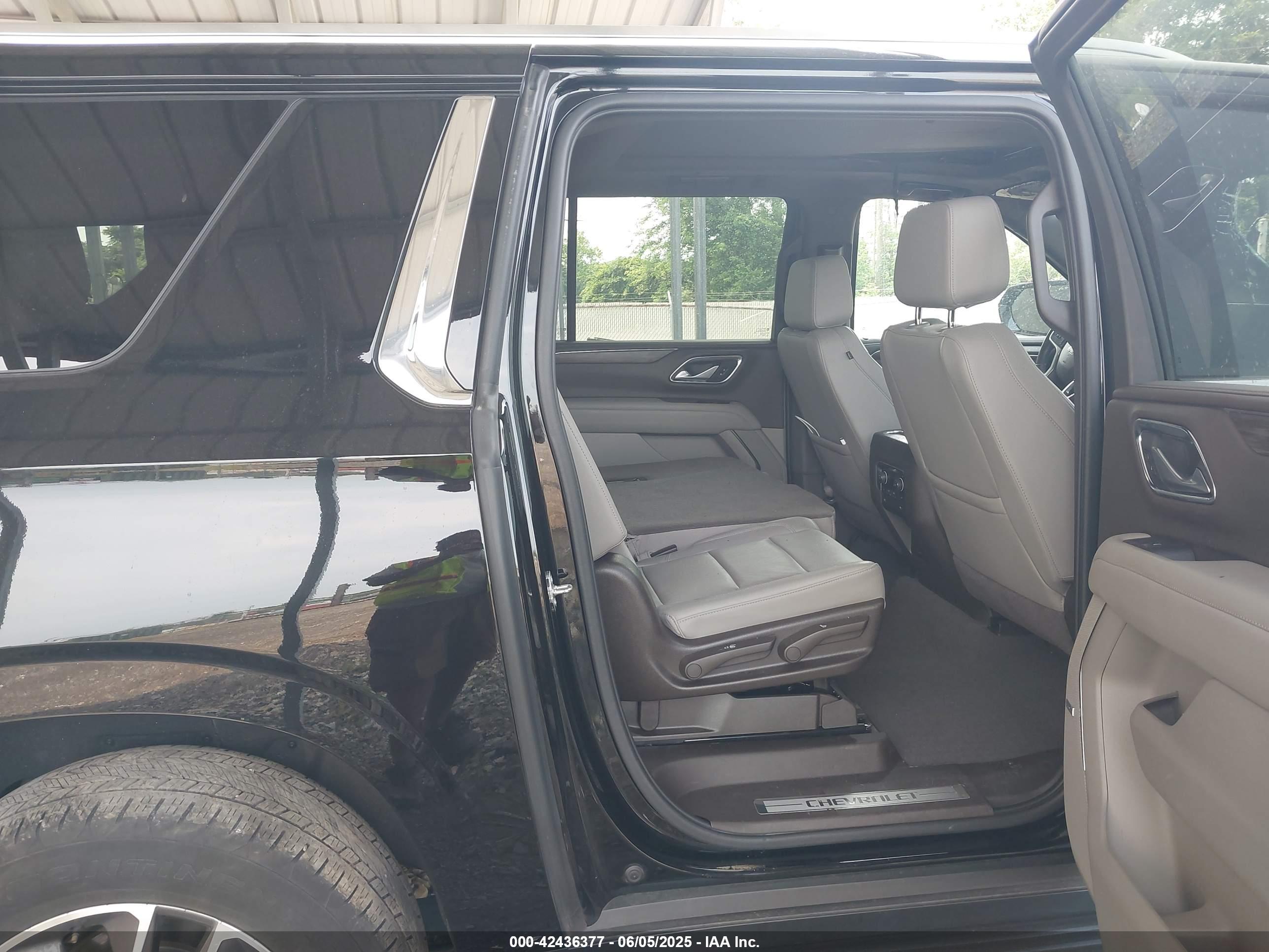 CHEVROLET SUBURBAN image 8