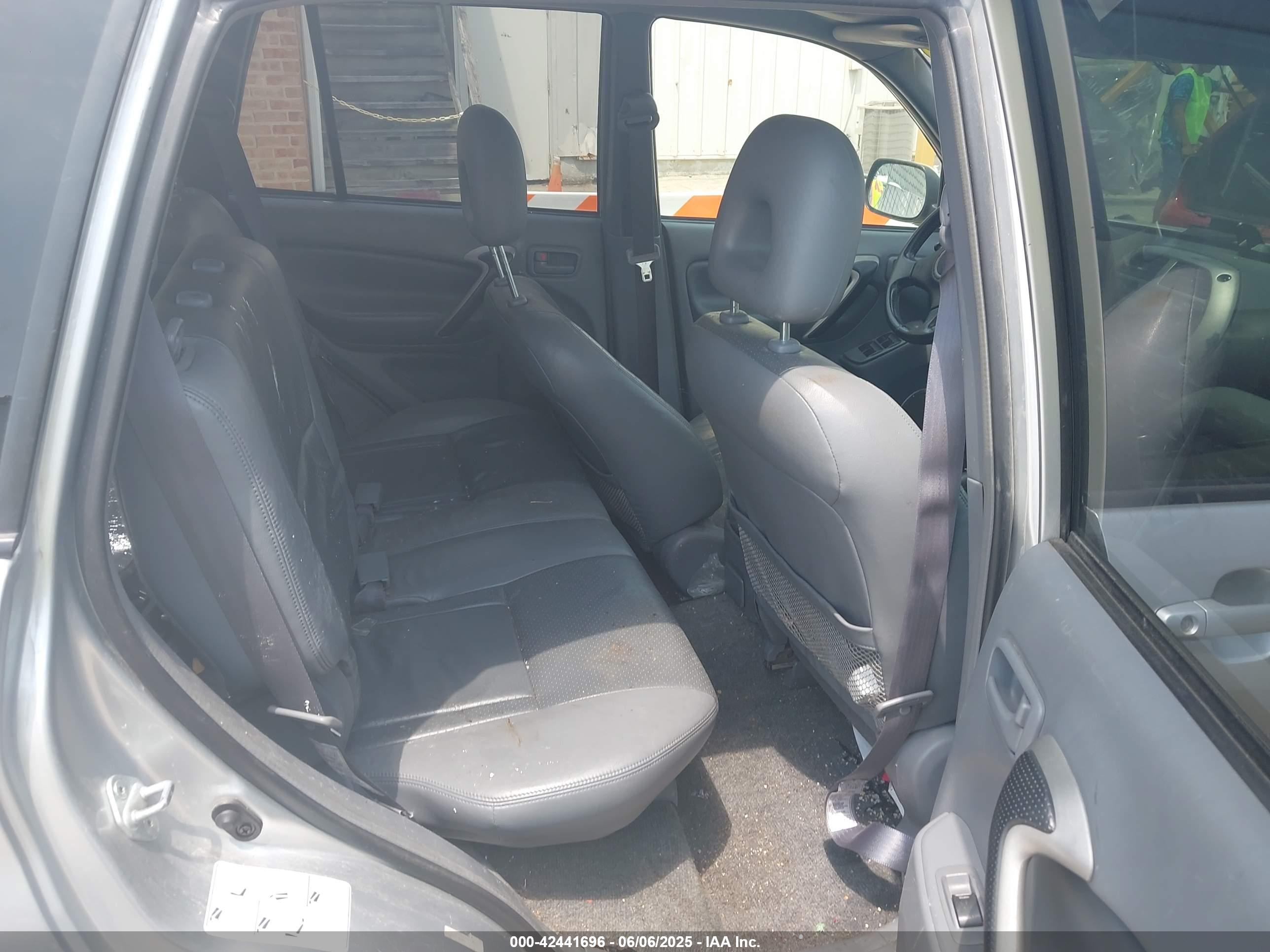 TOYOTA RAV4 image 8