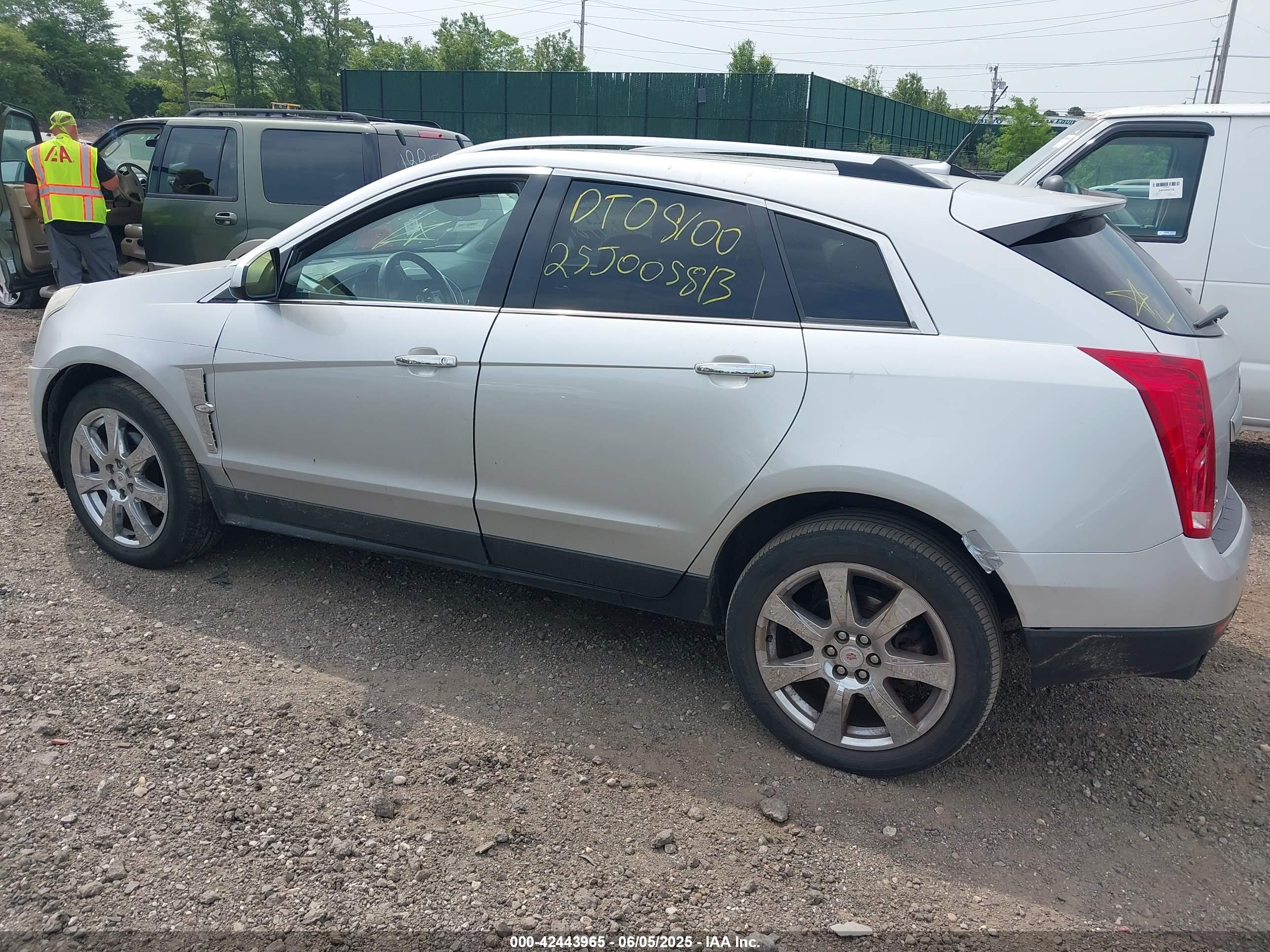 CADILLAC SRX image 3