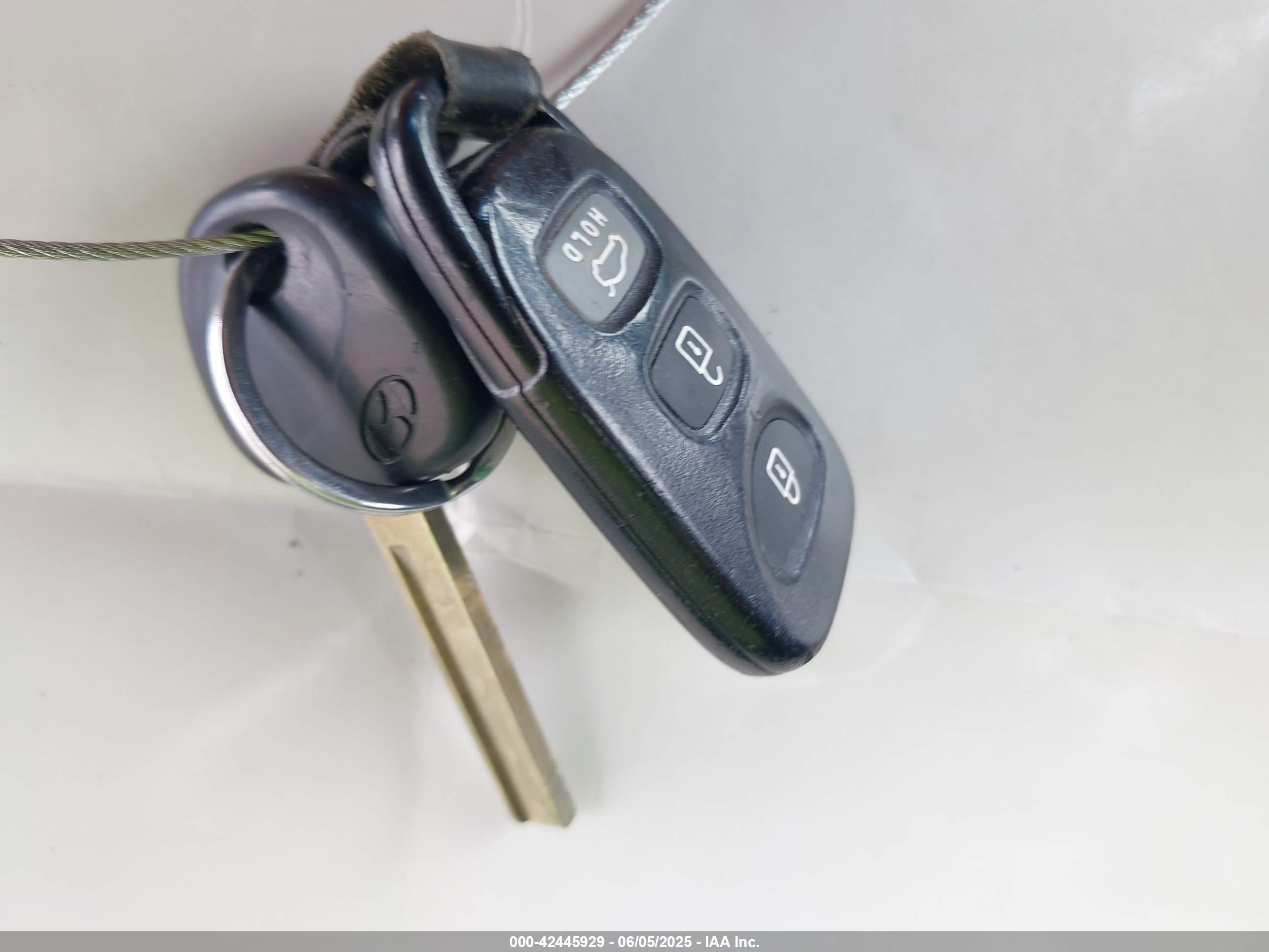 HYUNDAI VELOSTER image 11