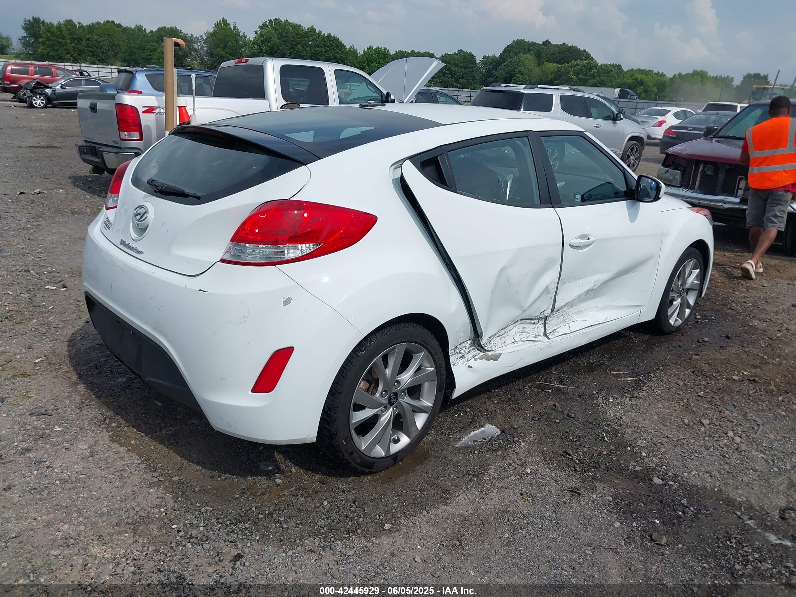 HYUNDAI VELOSTER image 4