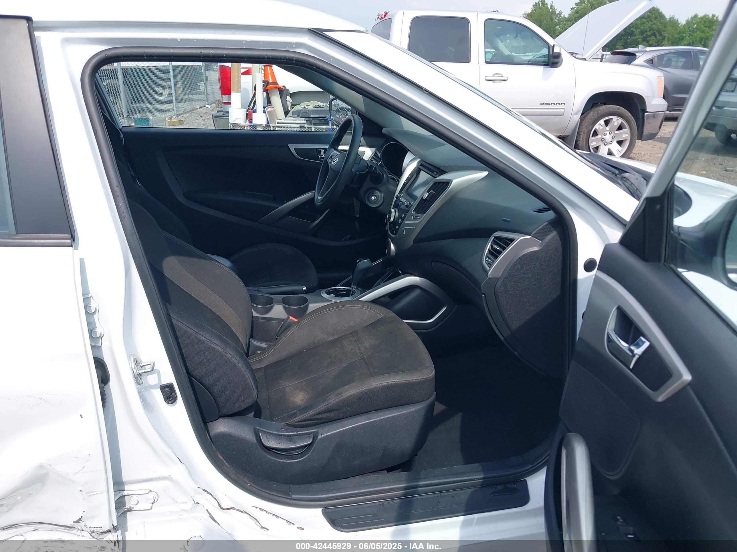 HYUNDAI VELOSTER image 5