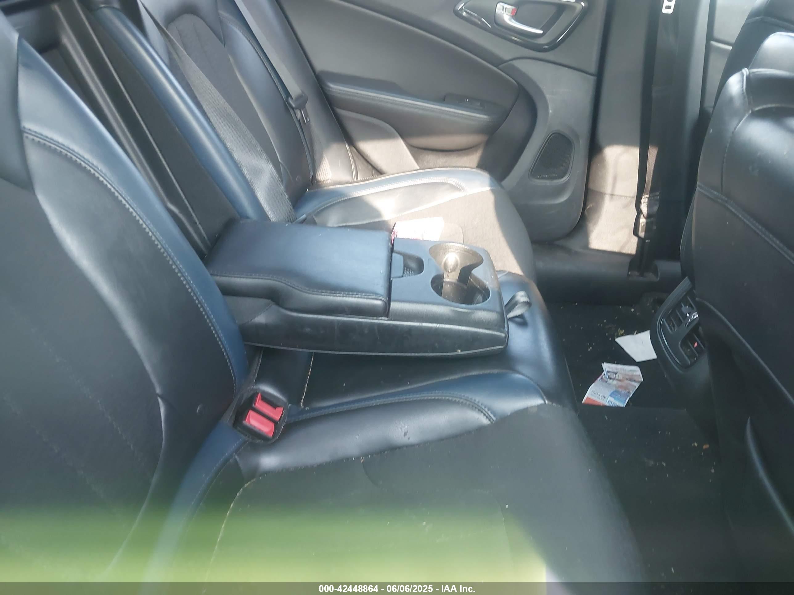 CHRYSLER 200 image 8