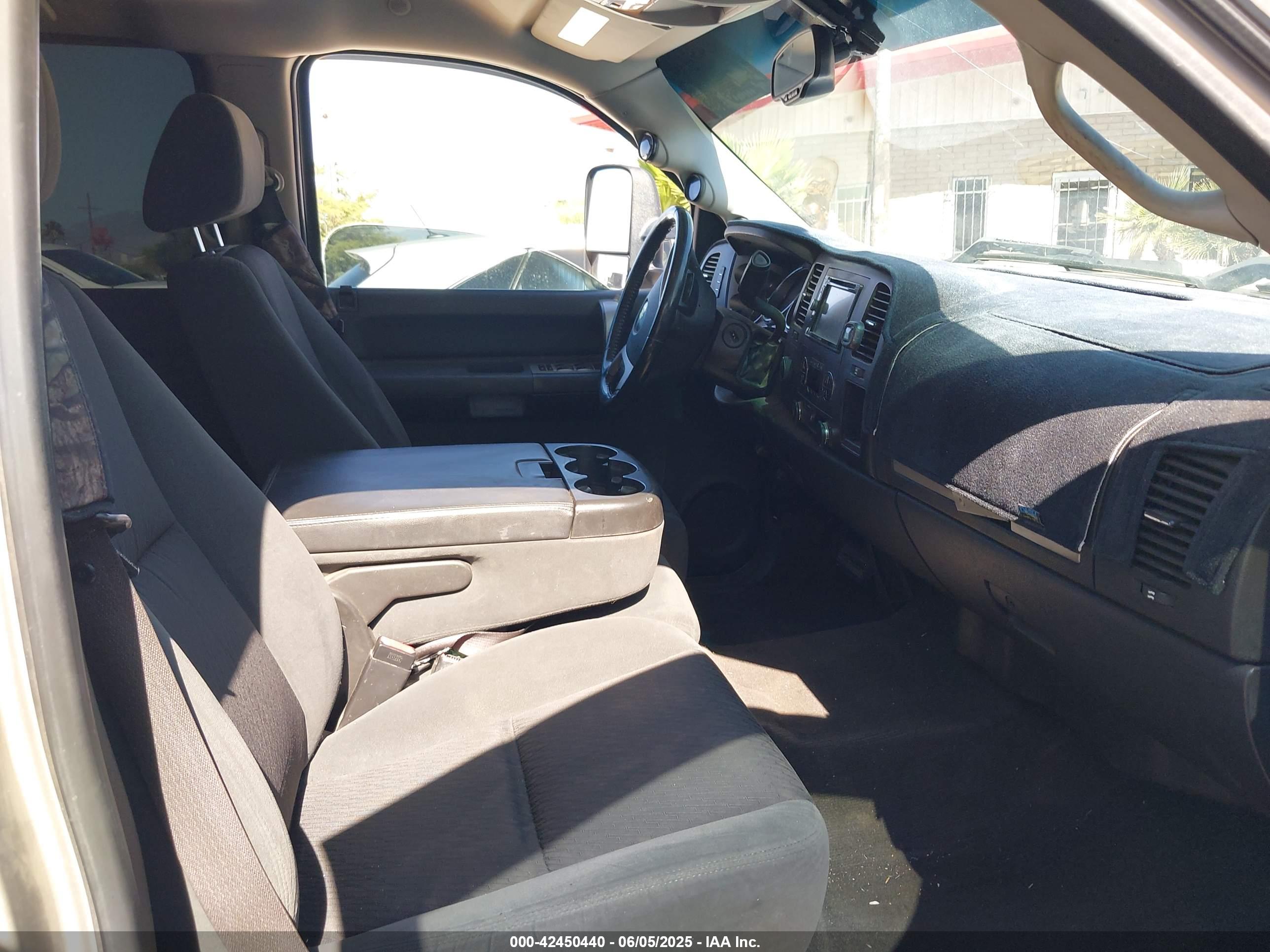 CHEVROLET SILVERADO image 5