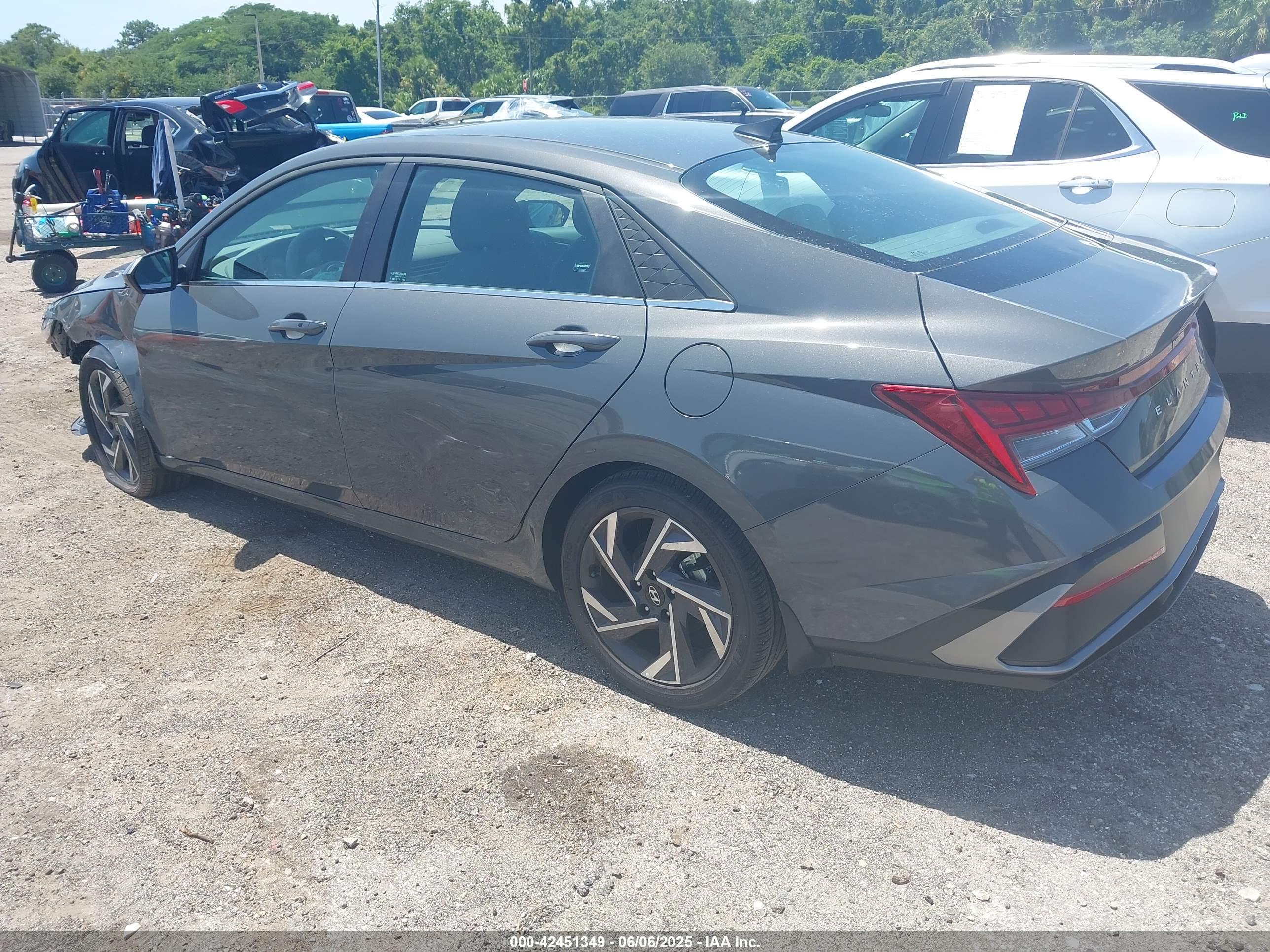 HYUNDAI ELANTRA image 3