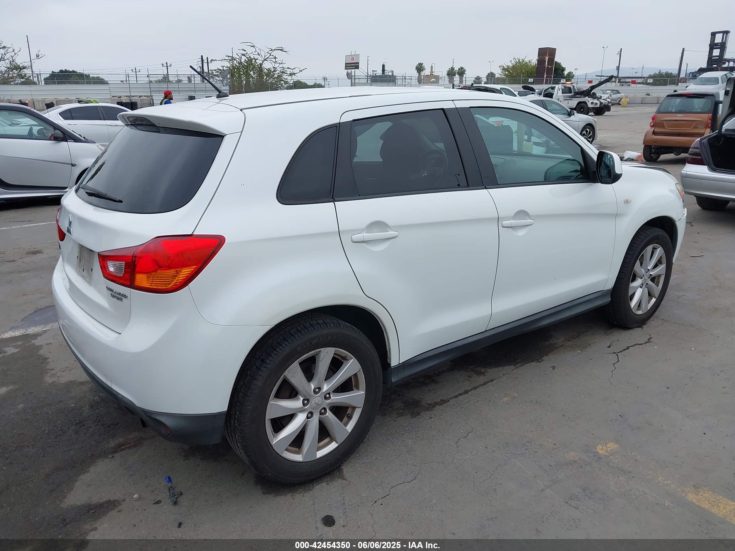 MITSUBISHI OUTLANDER image 4