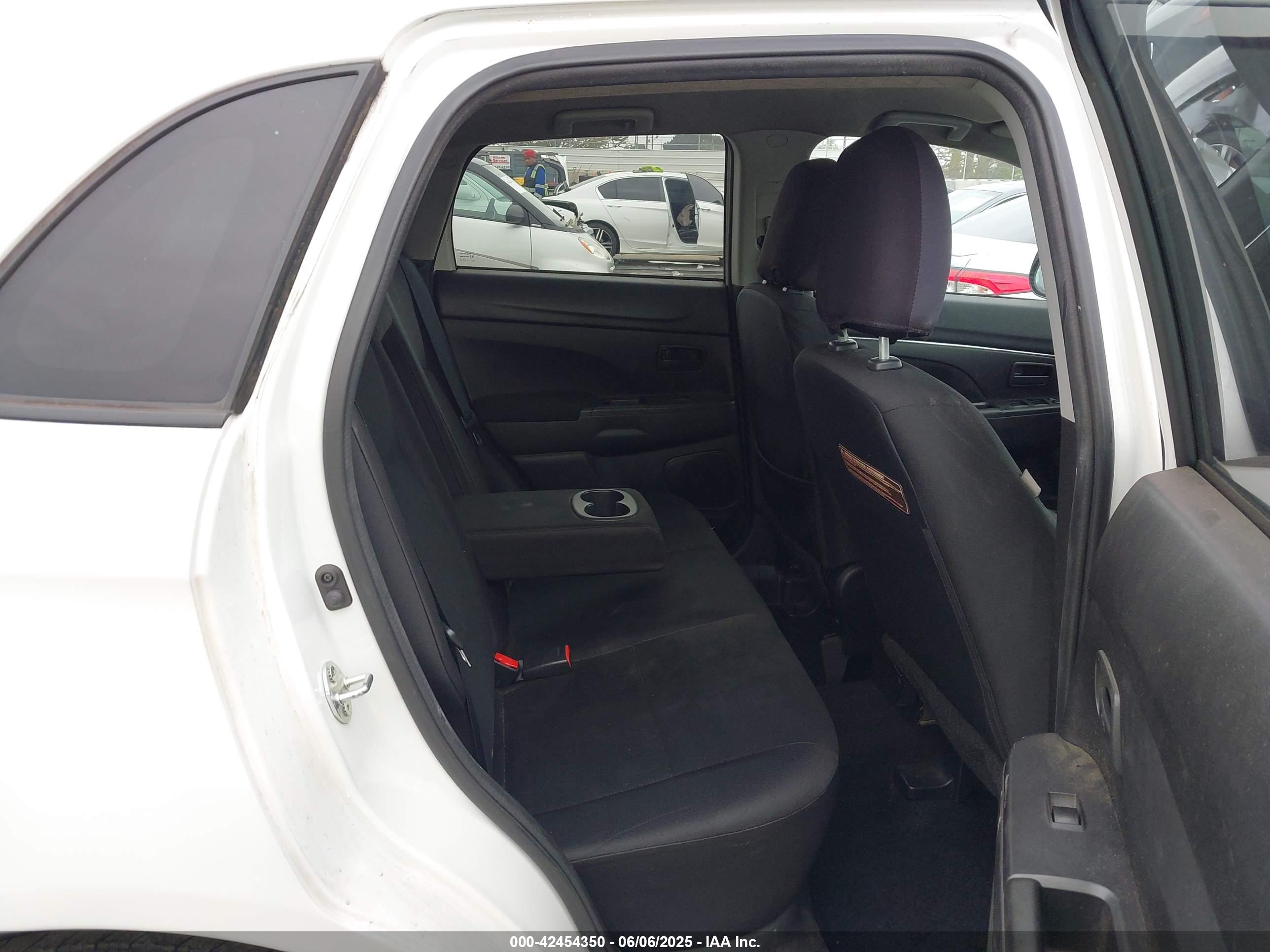 MITSUBISHI OUTLANDER image 8