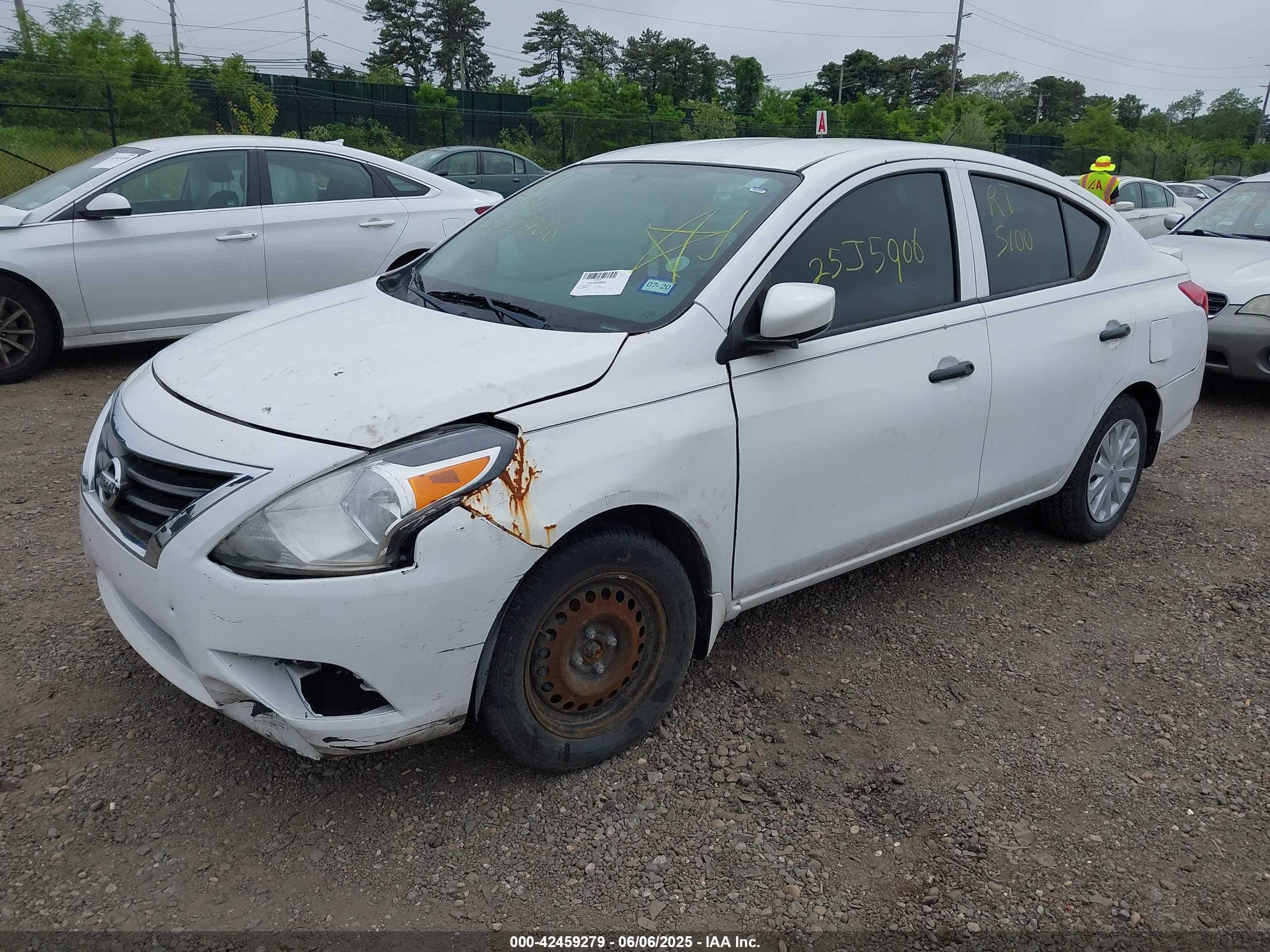 NISSAN VERSA image 2