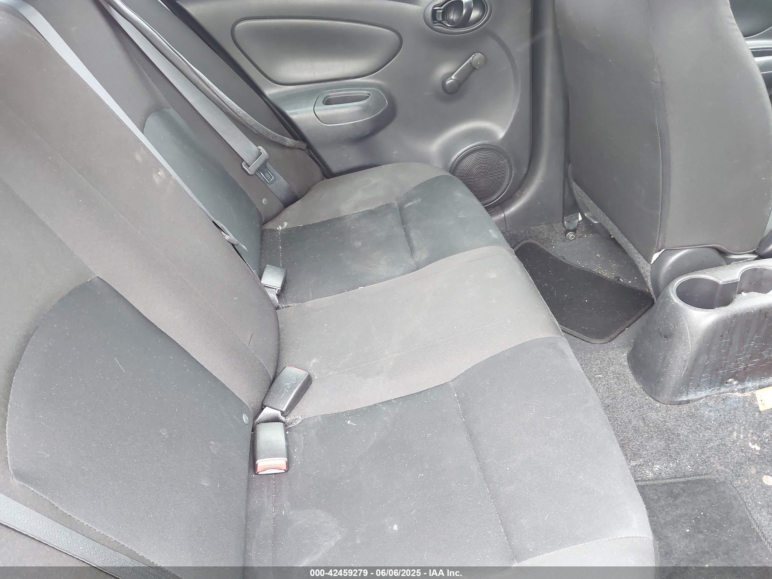 NISSAN VERSA image 8
