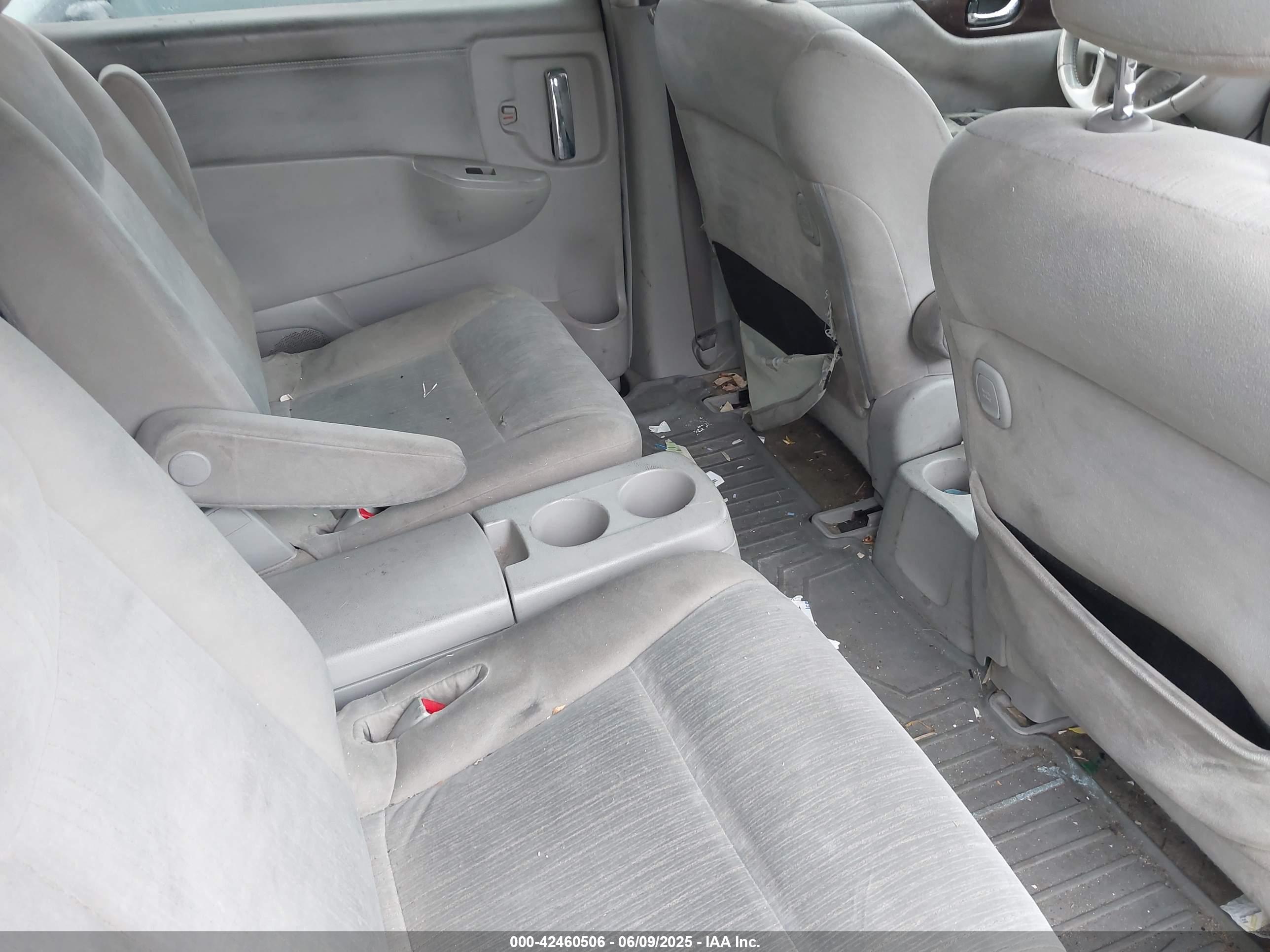NISSAN QUEST image 8