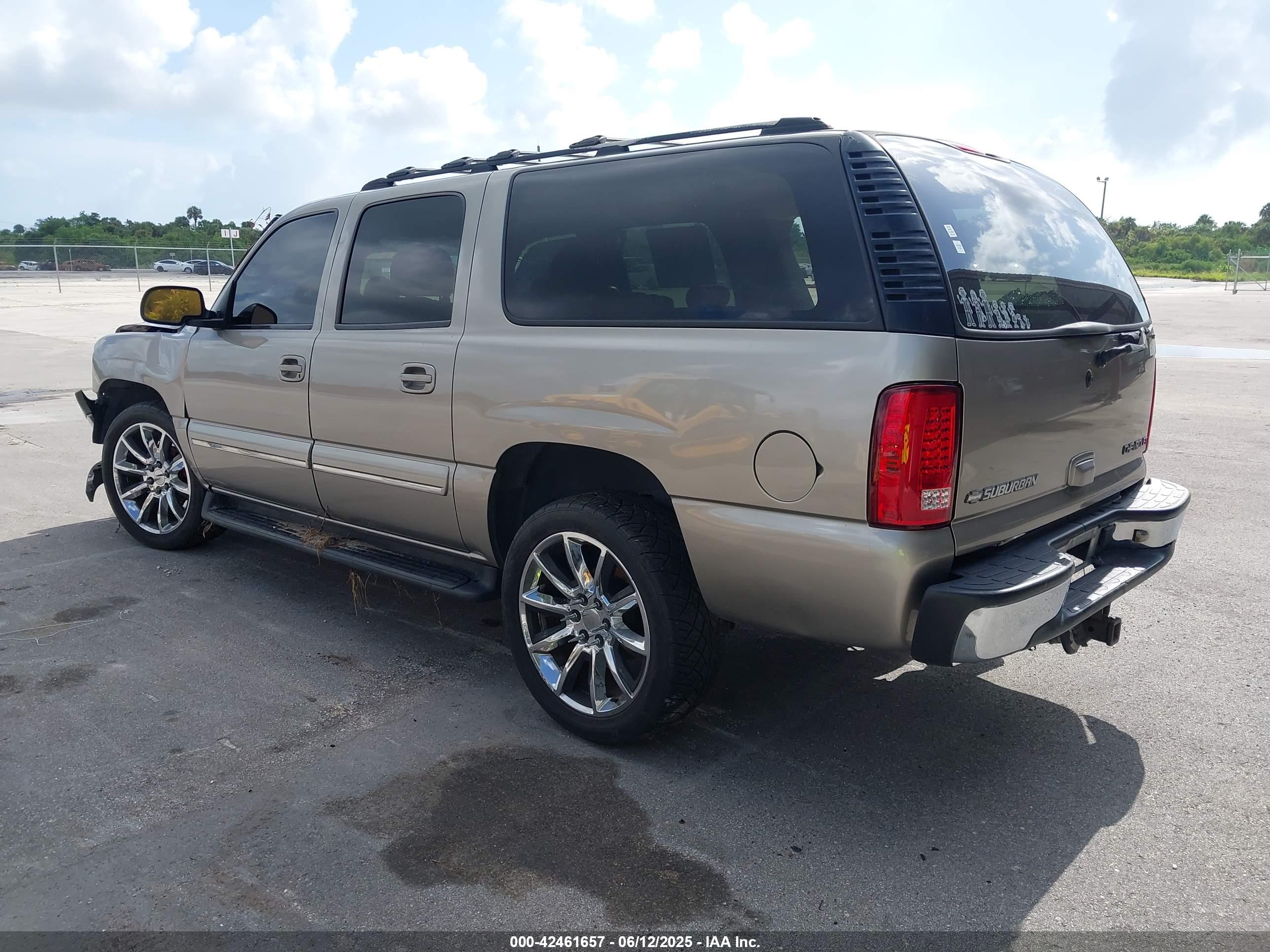 CHEVROLET SUBURBAN image 3