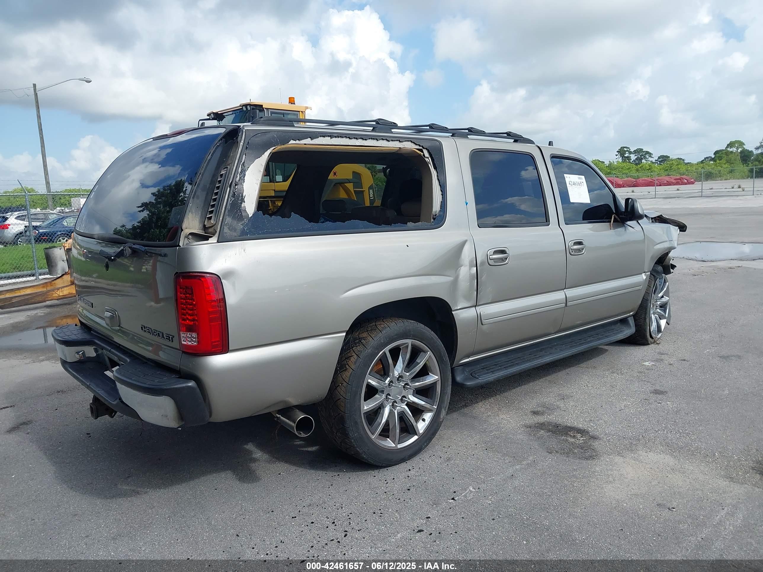 CHEVROLET SUBURBAN image 4