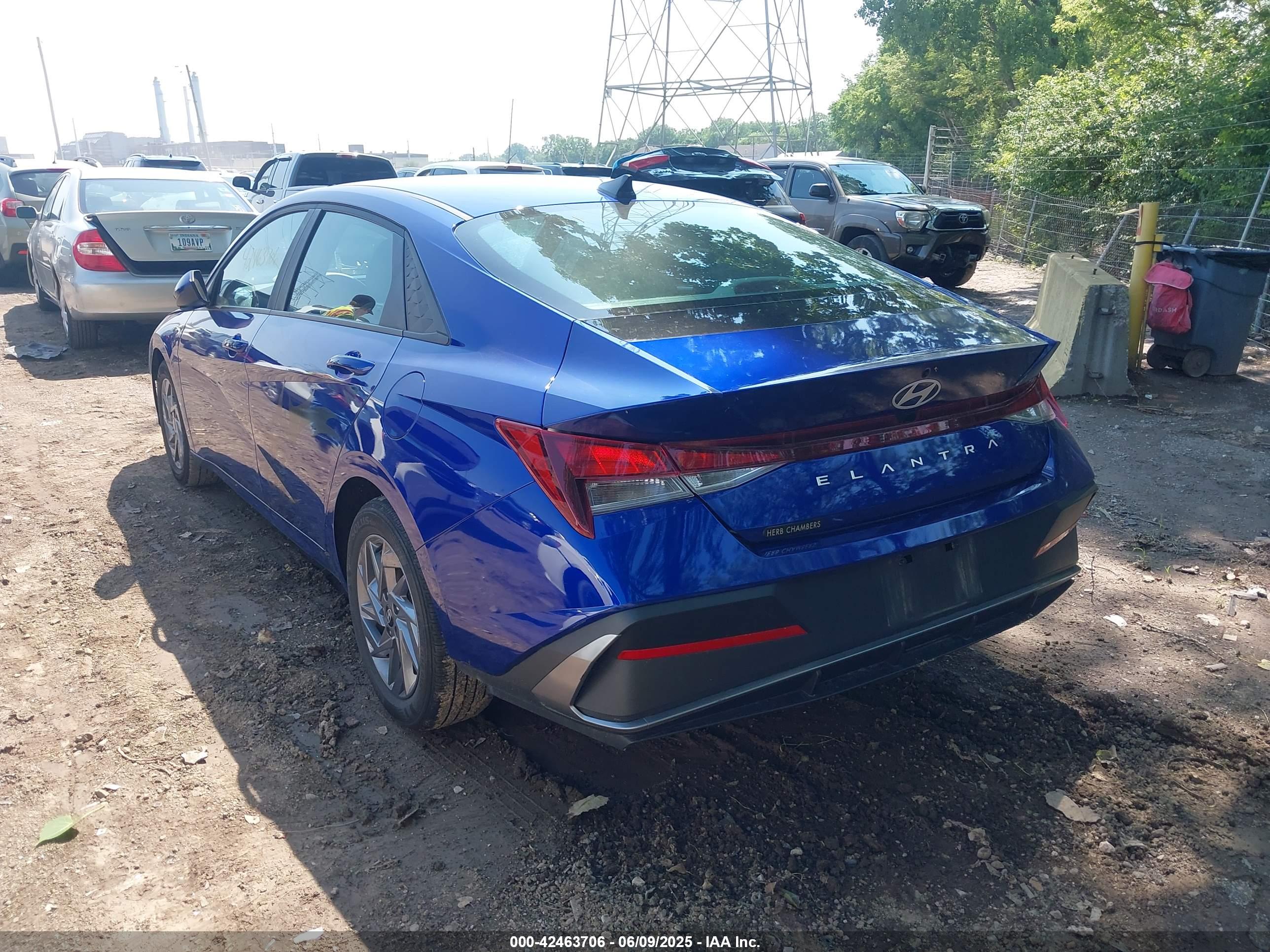 HYUNDAI ELANTRA image 3